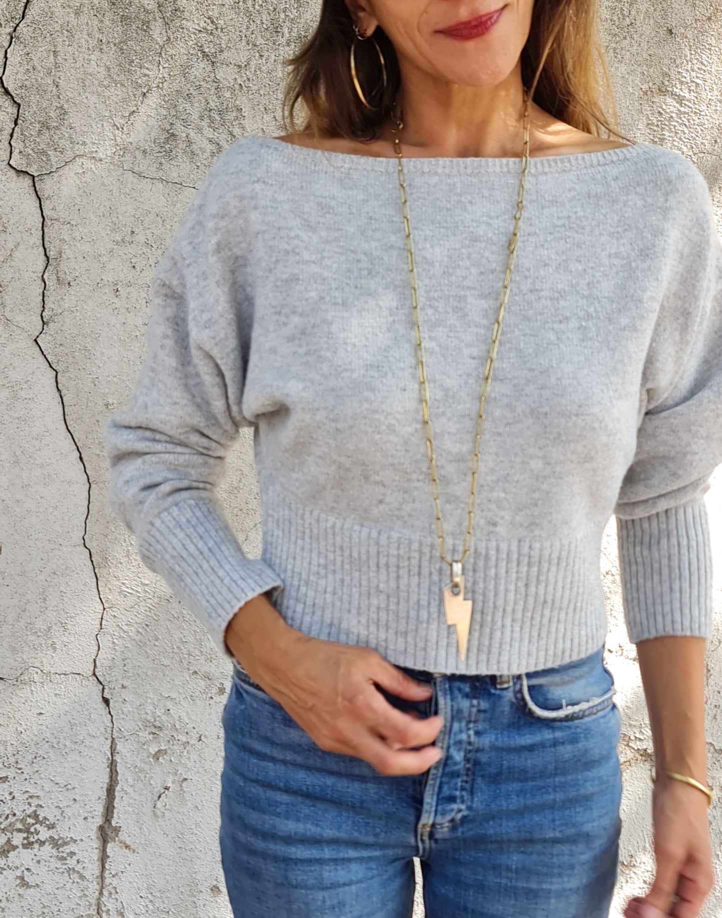 SWEATER CORTO GRIS SUAVE.