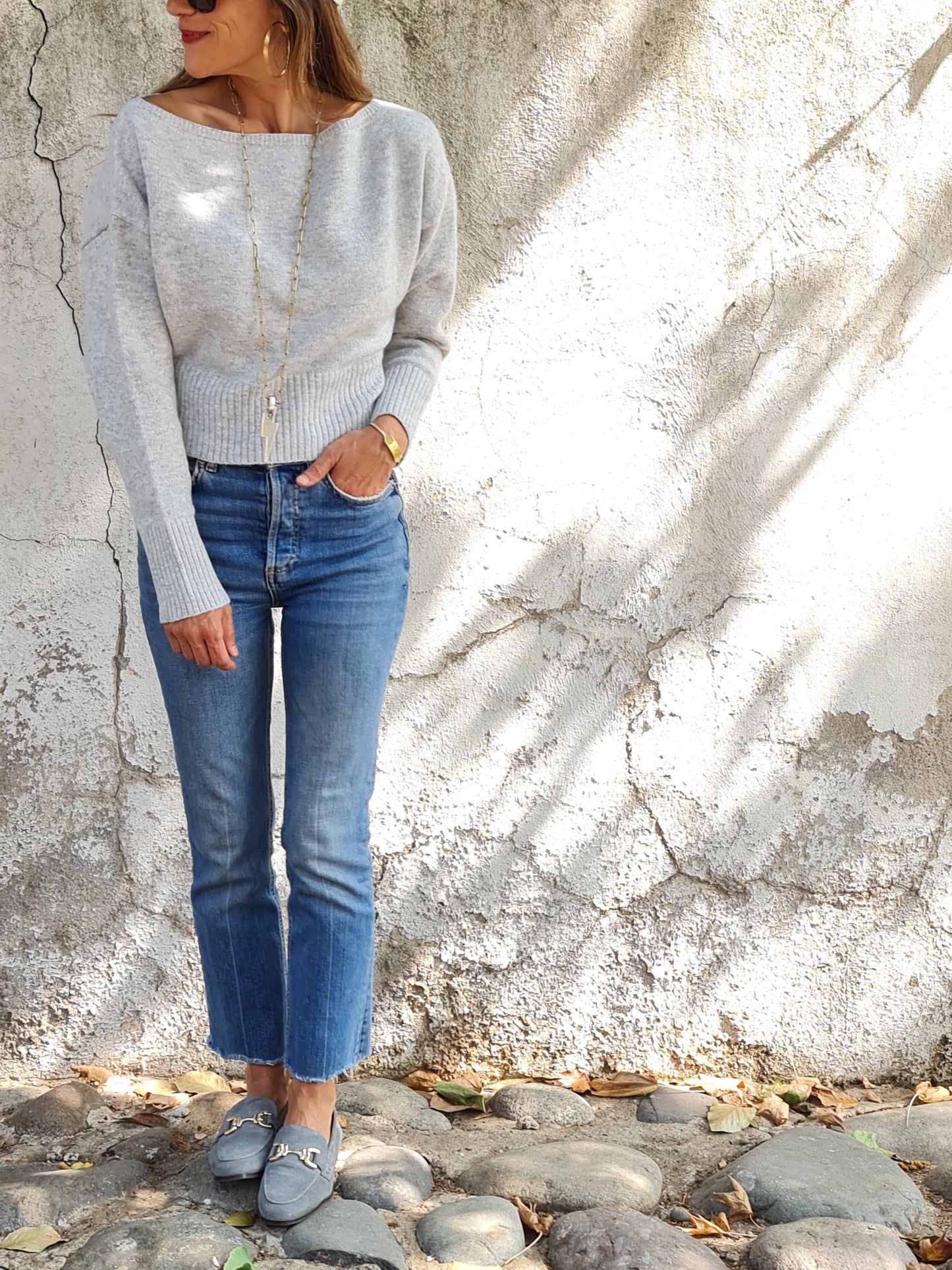 SWEATER CORTO GRIS SUAVE.