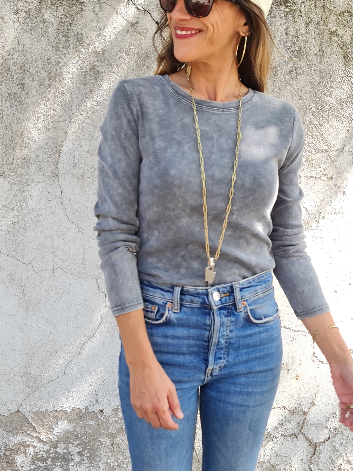 POLERA LULU GRIS DESGASTADA.