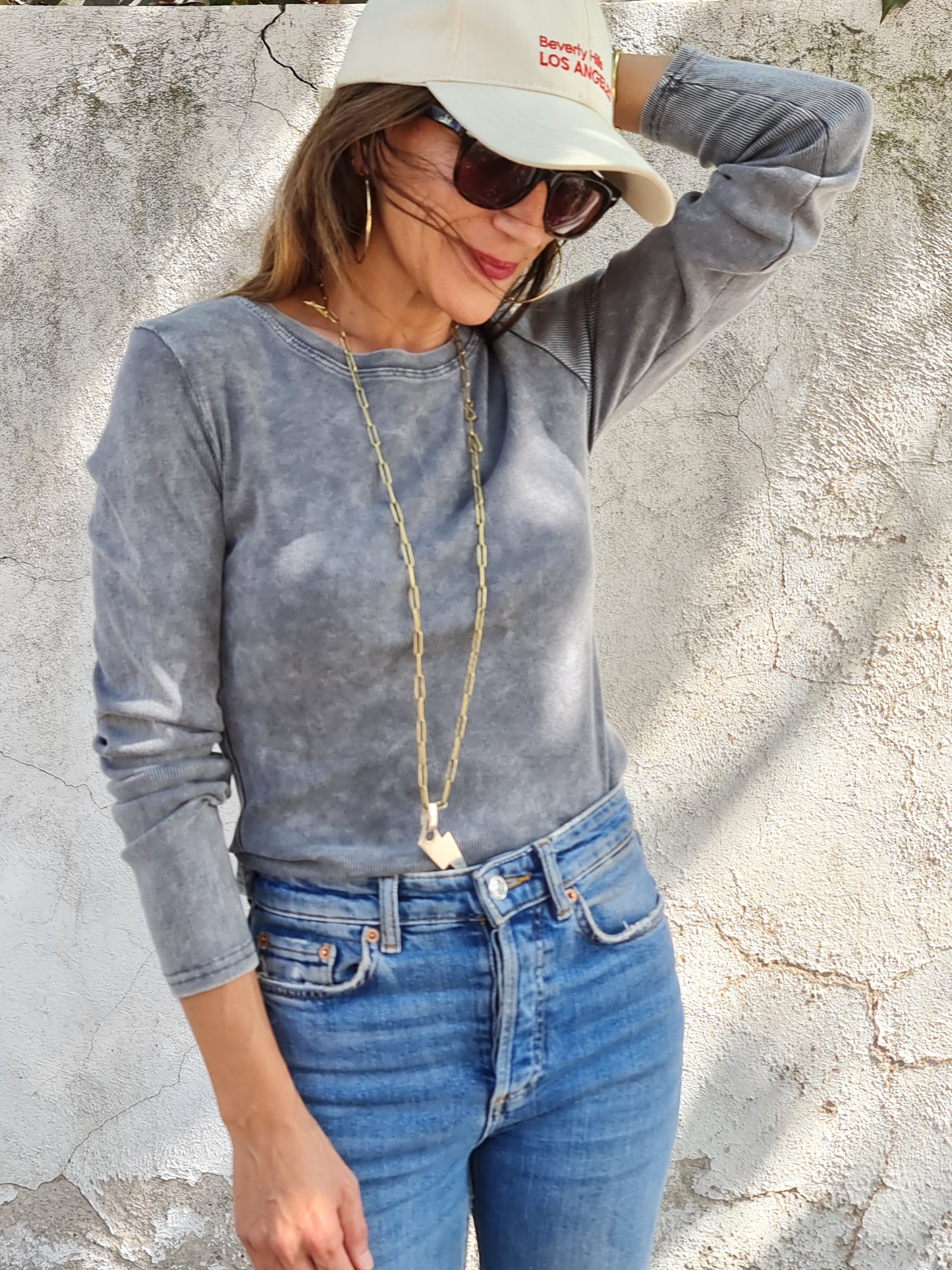 POLERA LULU GRIS DESGASTADA.