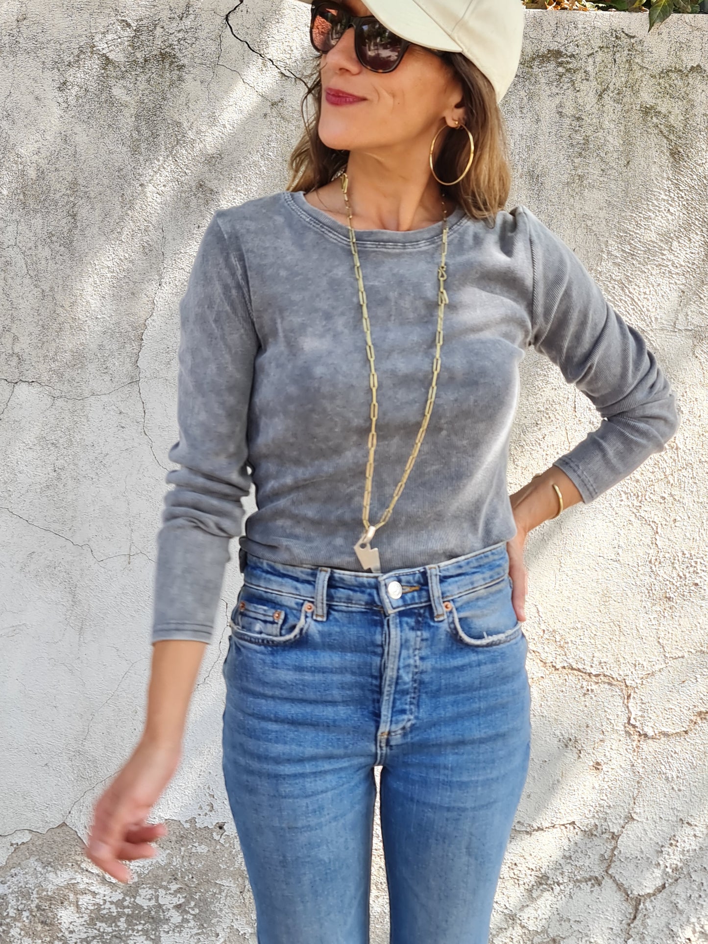 POLERA LULU GRIS DESGASTADA.