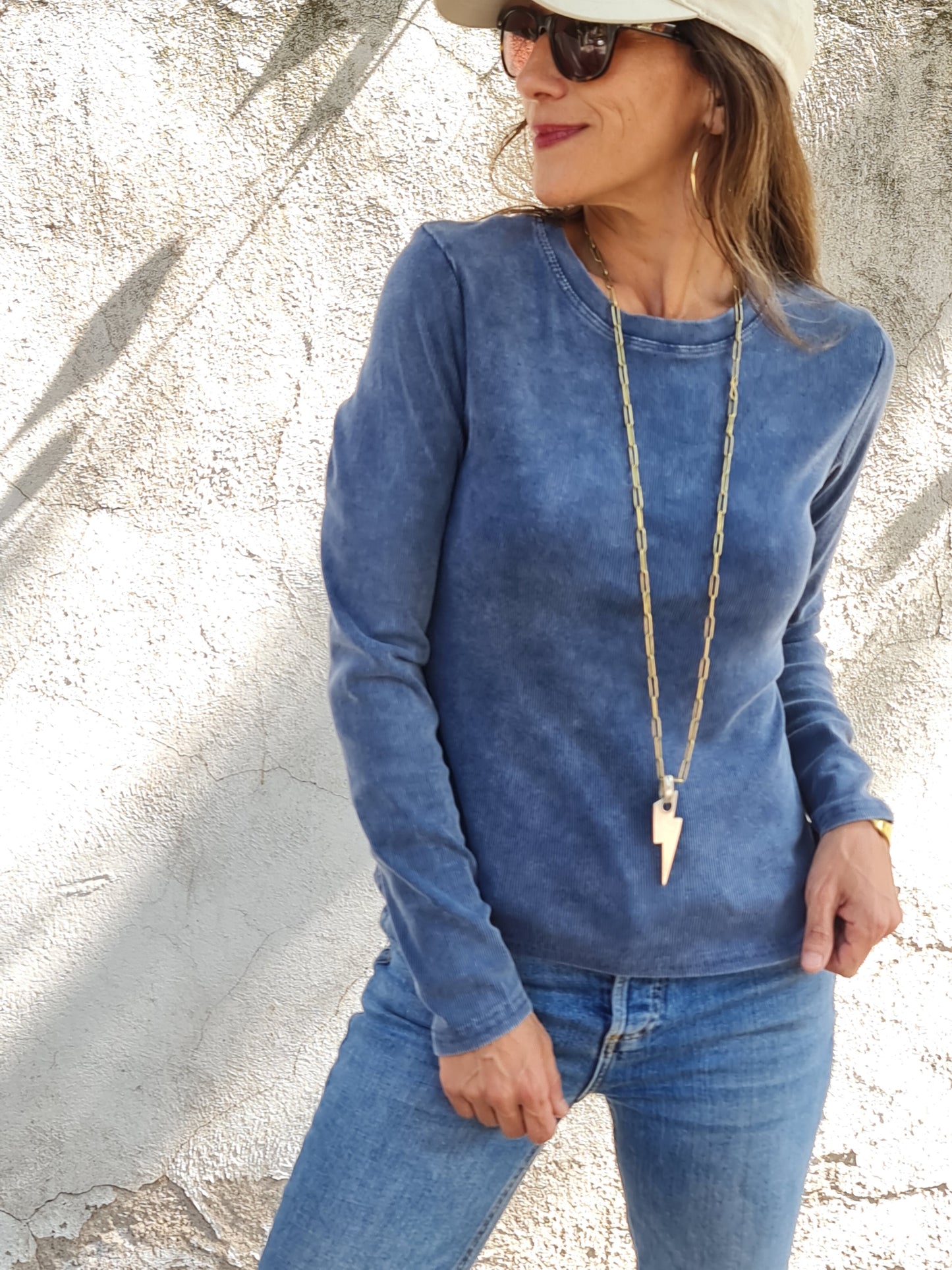POLERA LULU AZUL DESGASTADA.