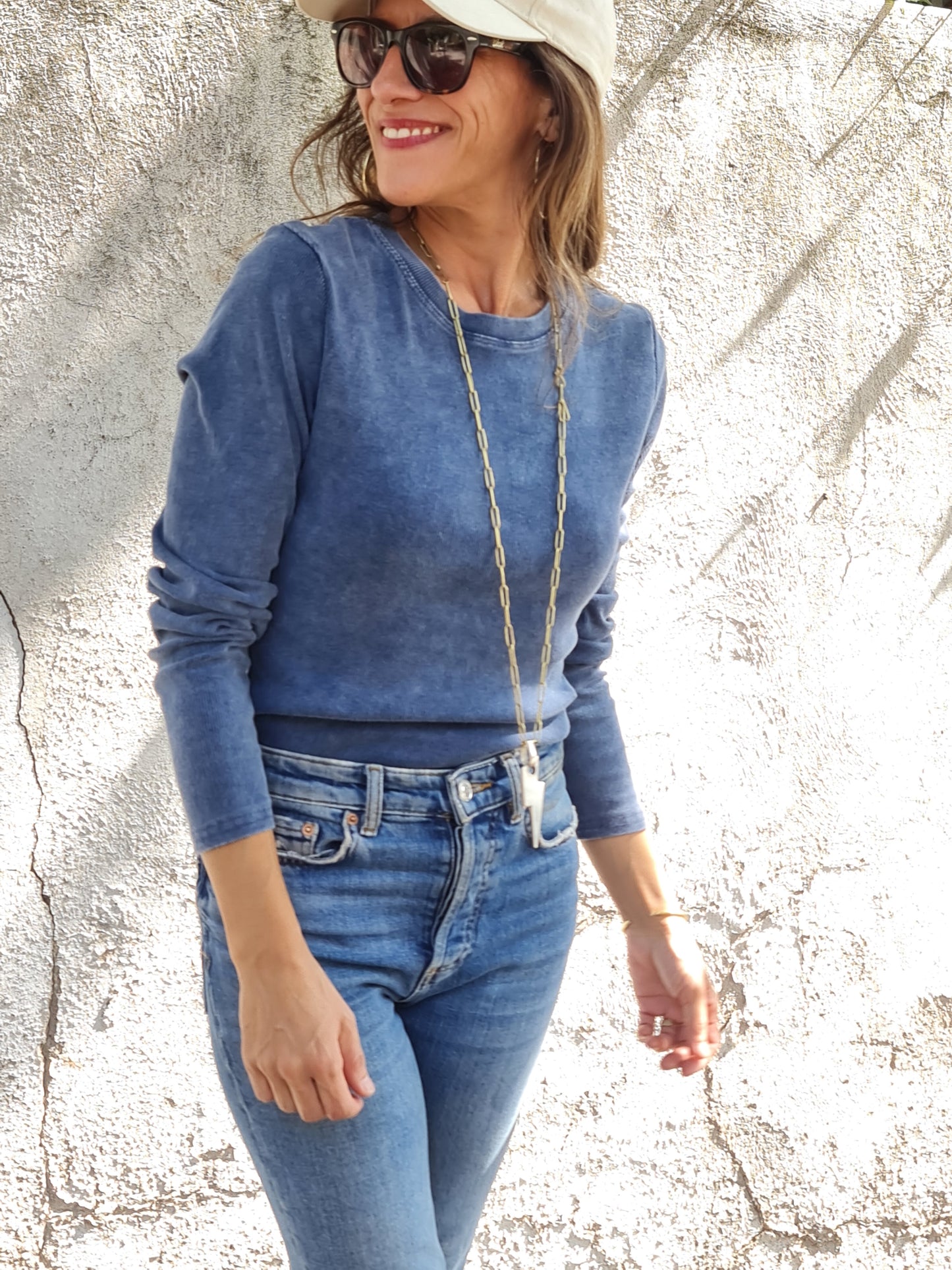 POLERA LULU AZUL DESGASTADA.