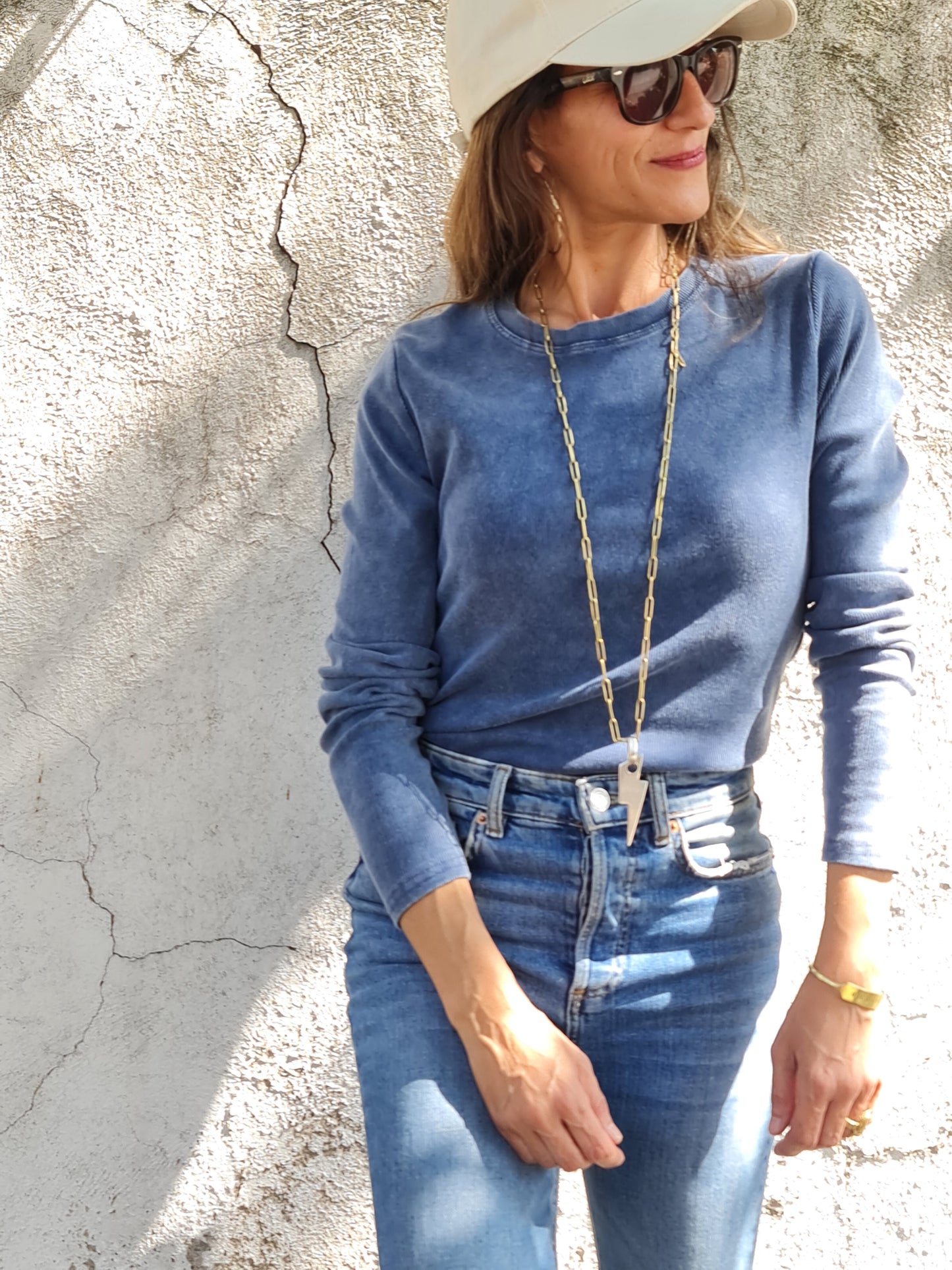 POLERA LULU AZUL DESGASTADA.