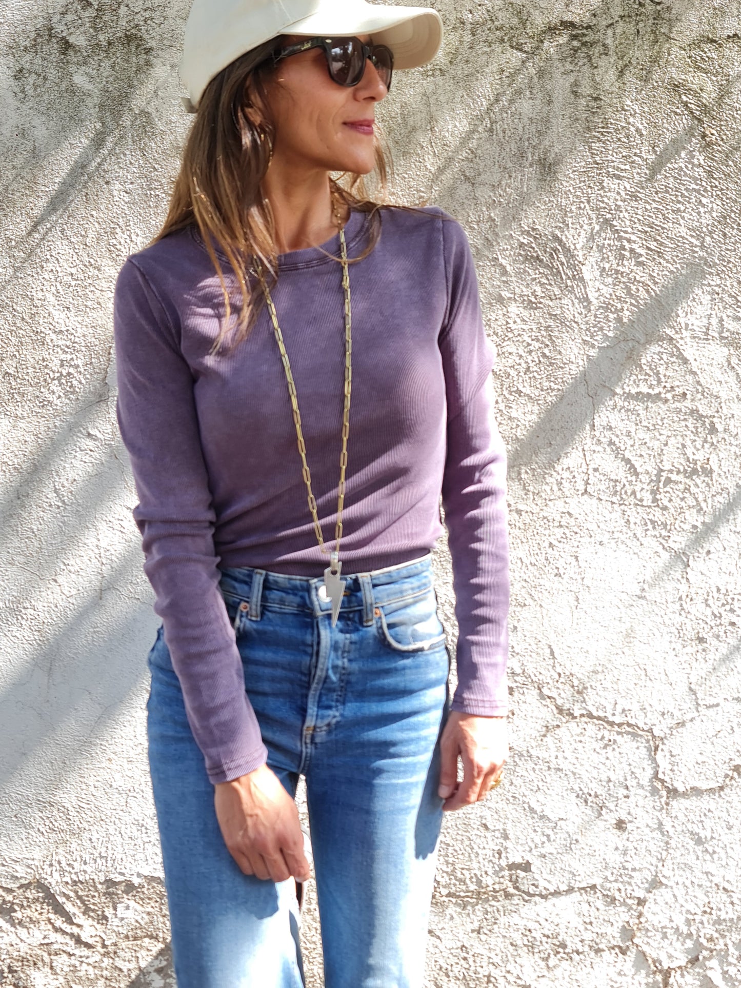 POLERA LULU MORADA DESGASTADA.