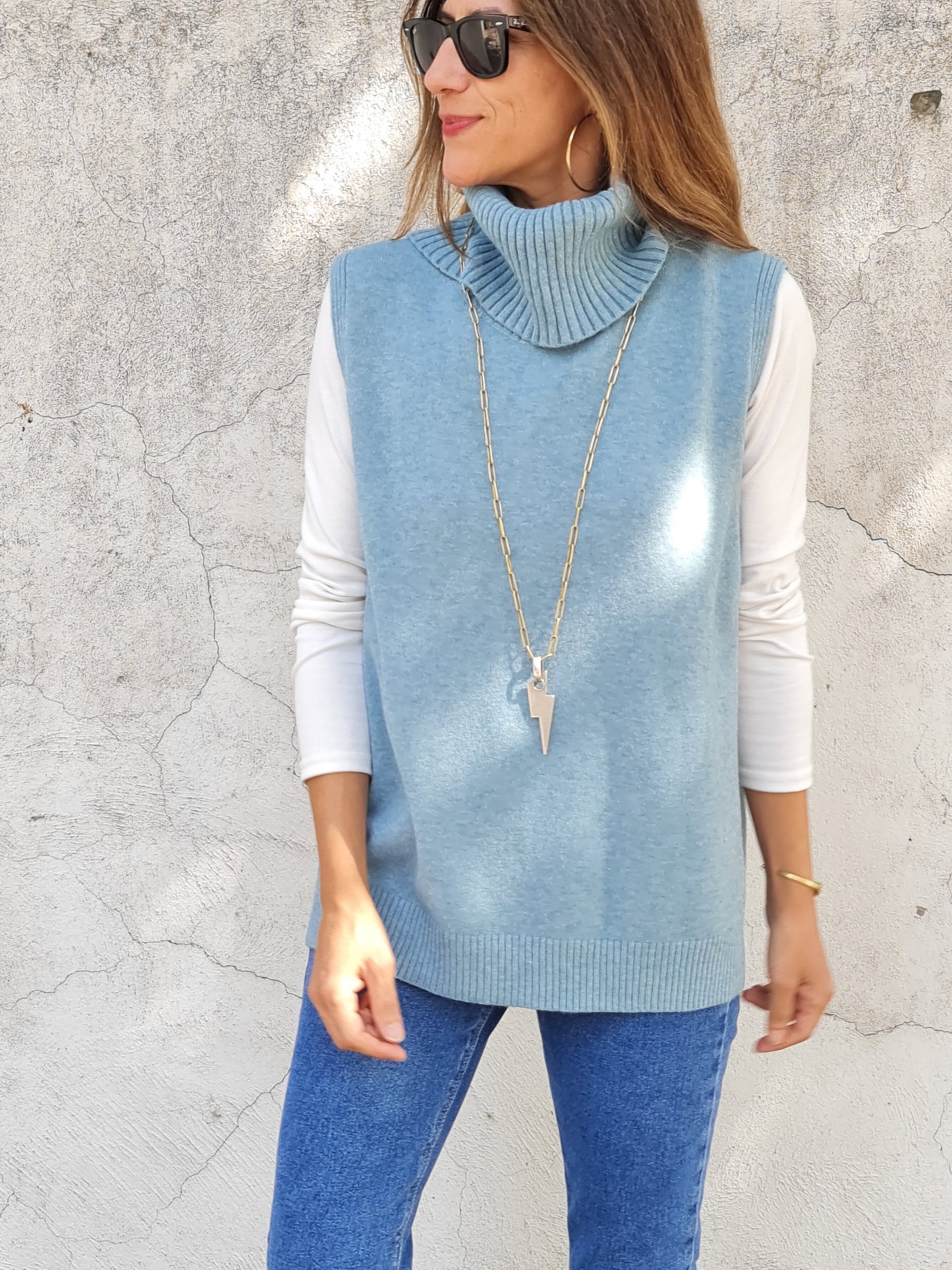 SWEATER CUELLO TORTUGA CELESTE.