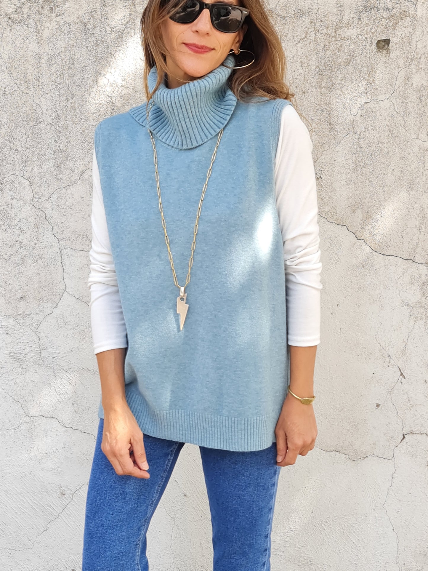 SWEATER CUELLO TORTUGA CELESTE.