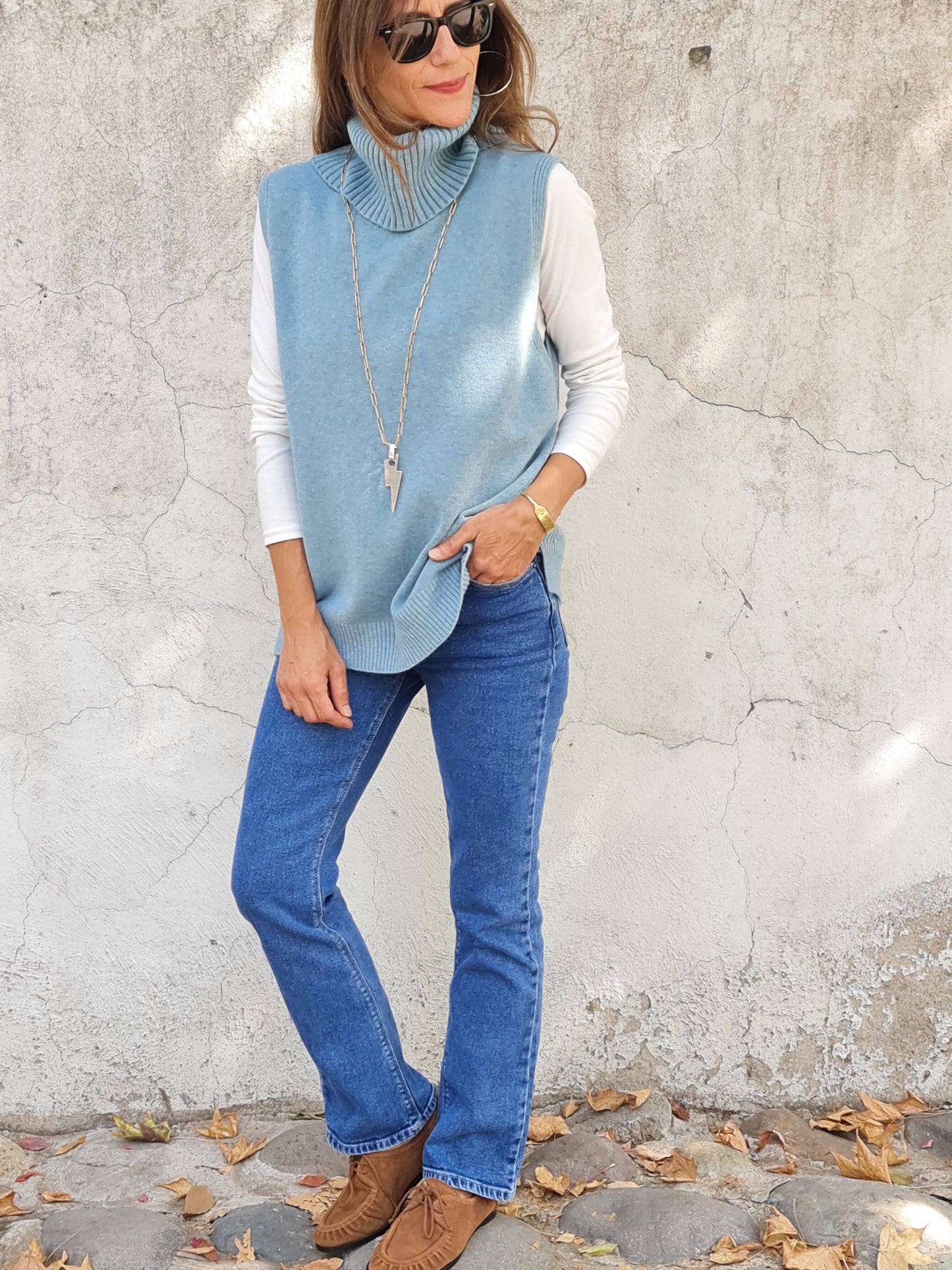 SWEATER CUELLO TORTUGA CELESTE.