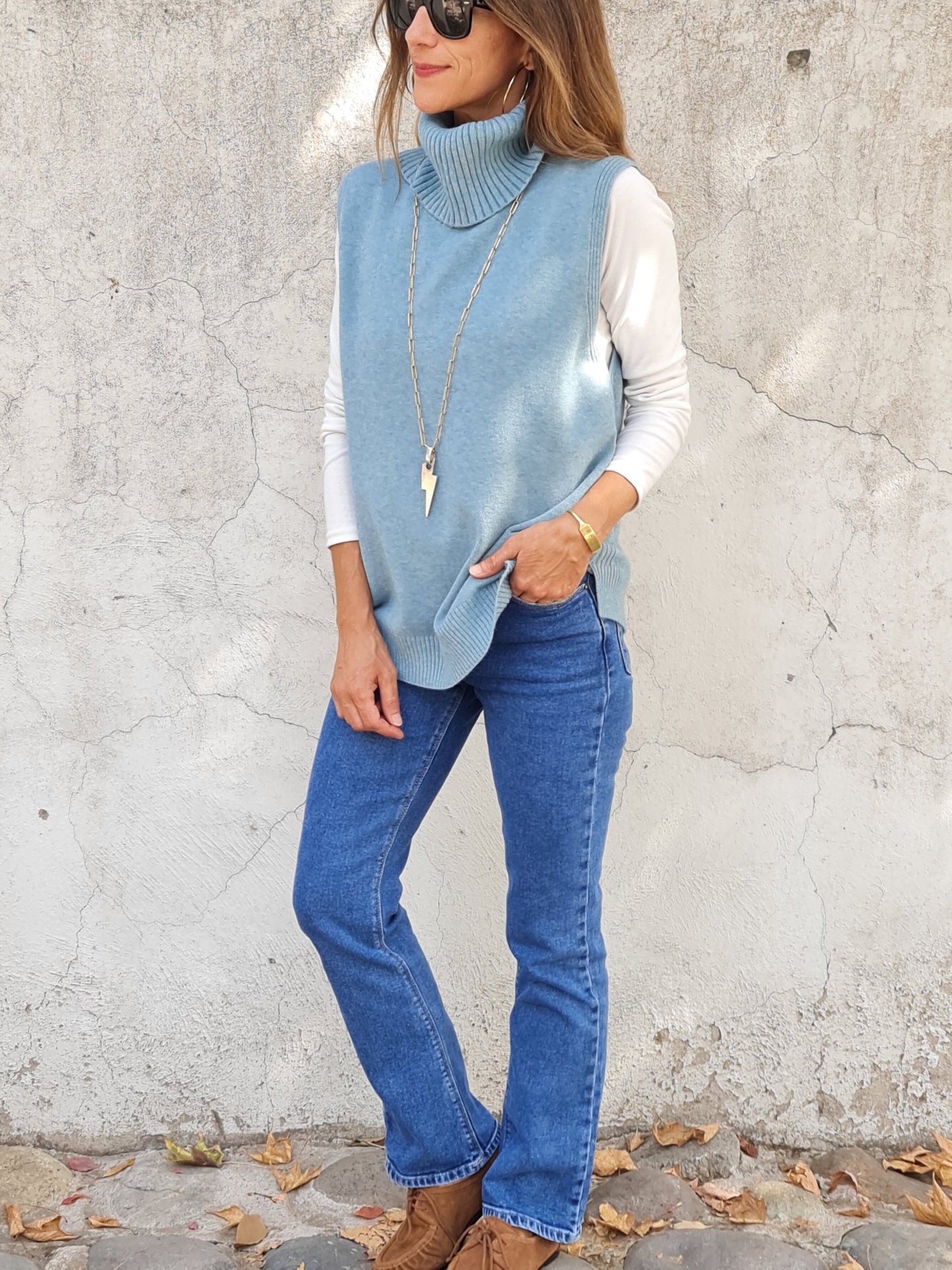 SWEATER CUELLO TORTUGA CELESTE.