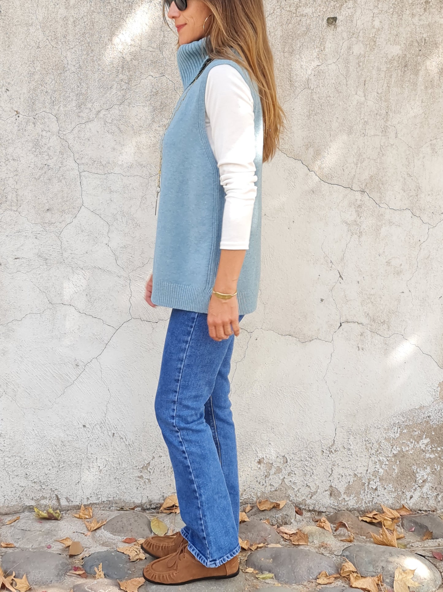 SWEATER CUELLO TORTUGA CELESTE.