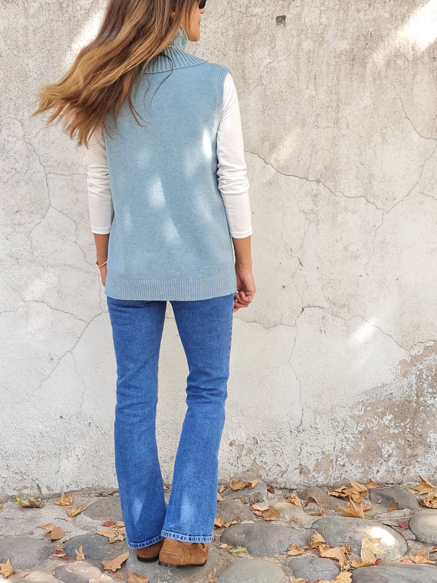 SWEATER CUELLO TORTUGA CELESTE.