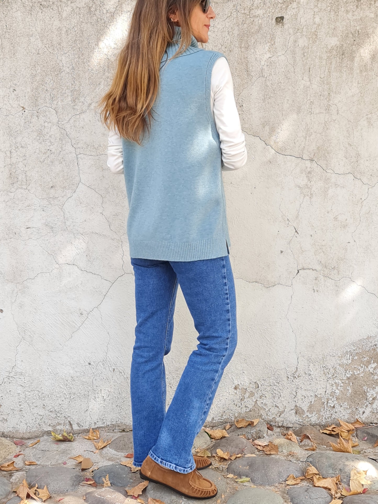 SWEATER CUELLO TORTUGA CELESTE.