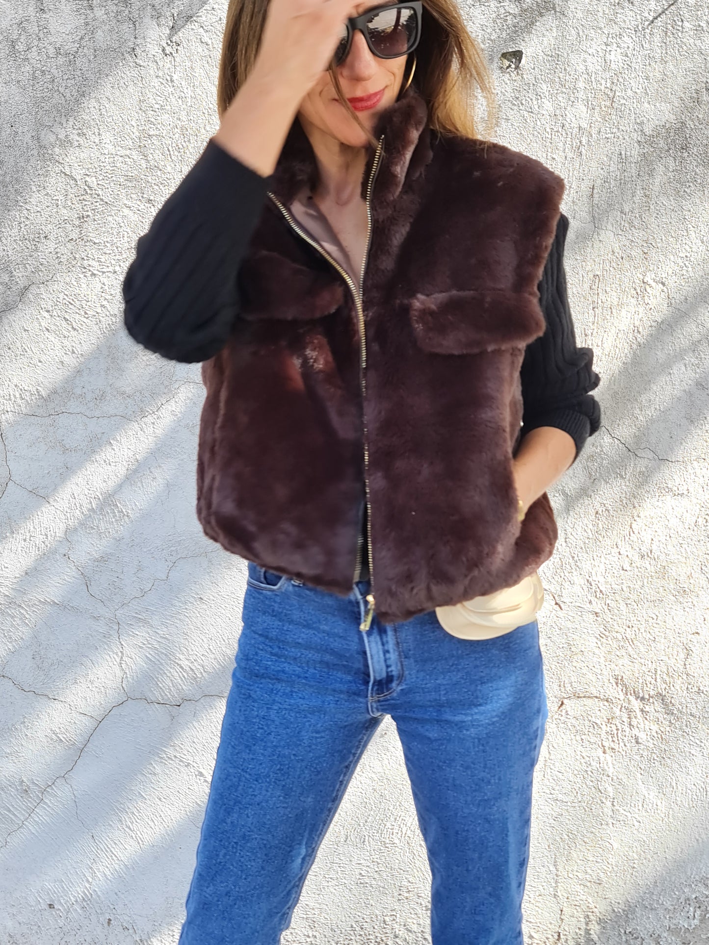 CHAQUETA PIEL SIN MANGAS CAFE OSCURO.