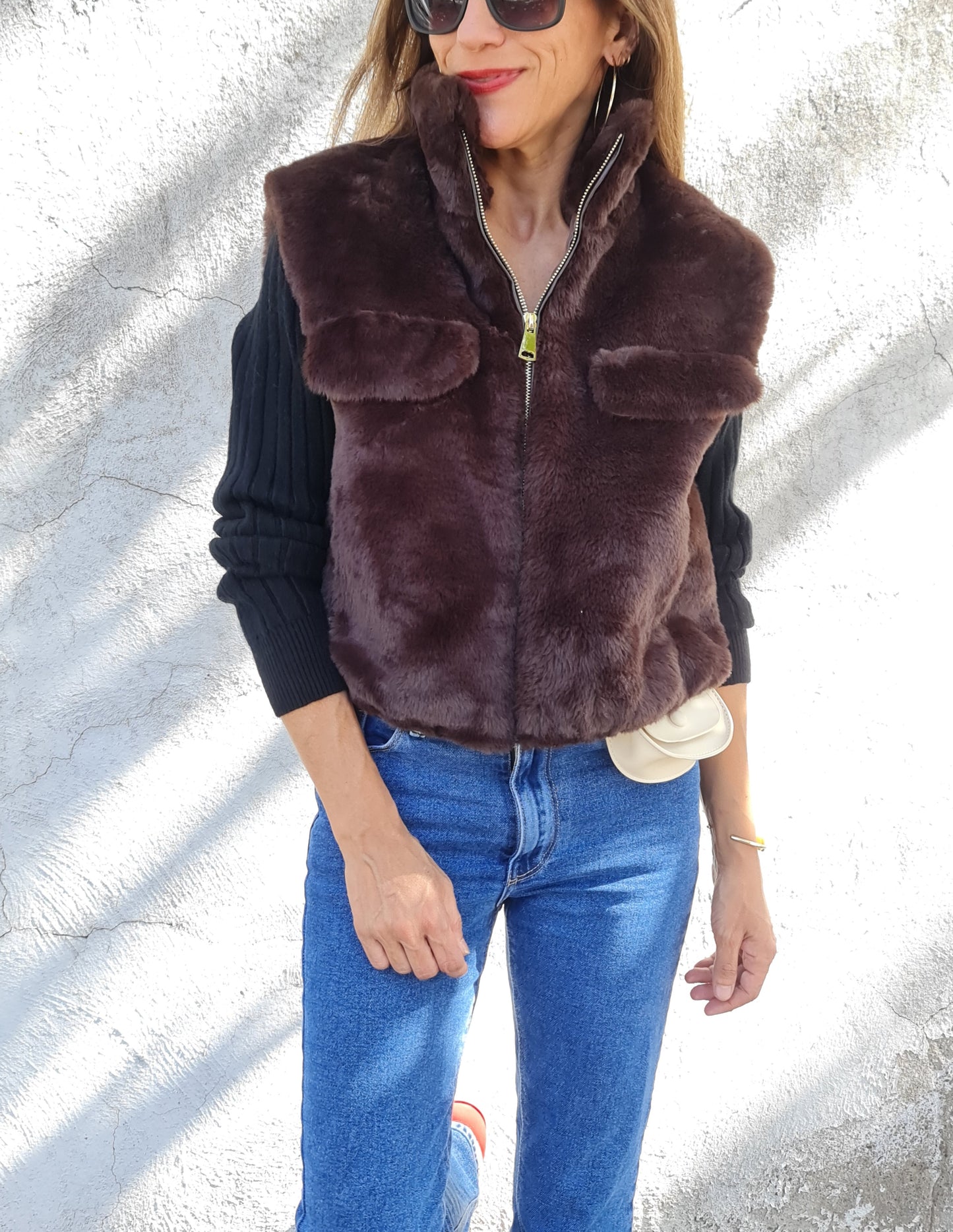 CHAQUETA PIEL SIN MANGAS CAFE OSCURO.