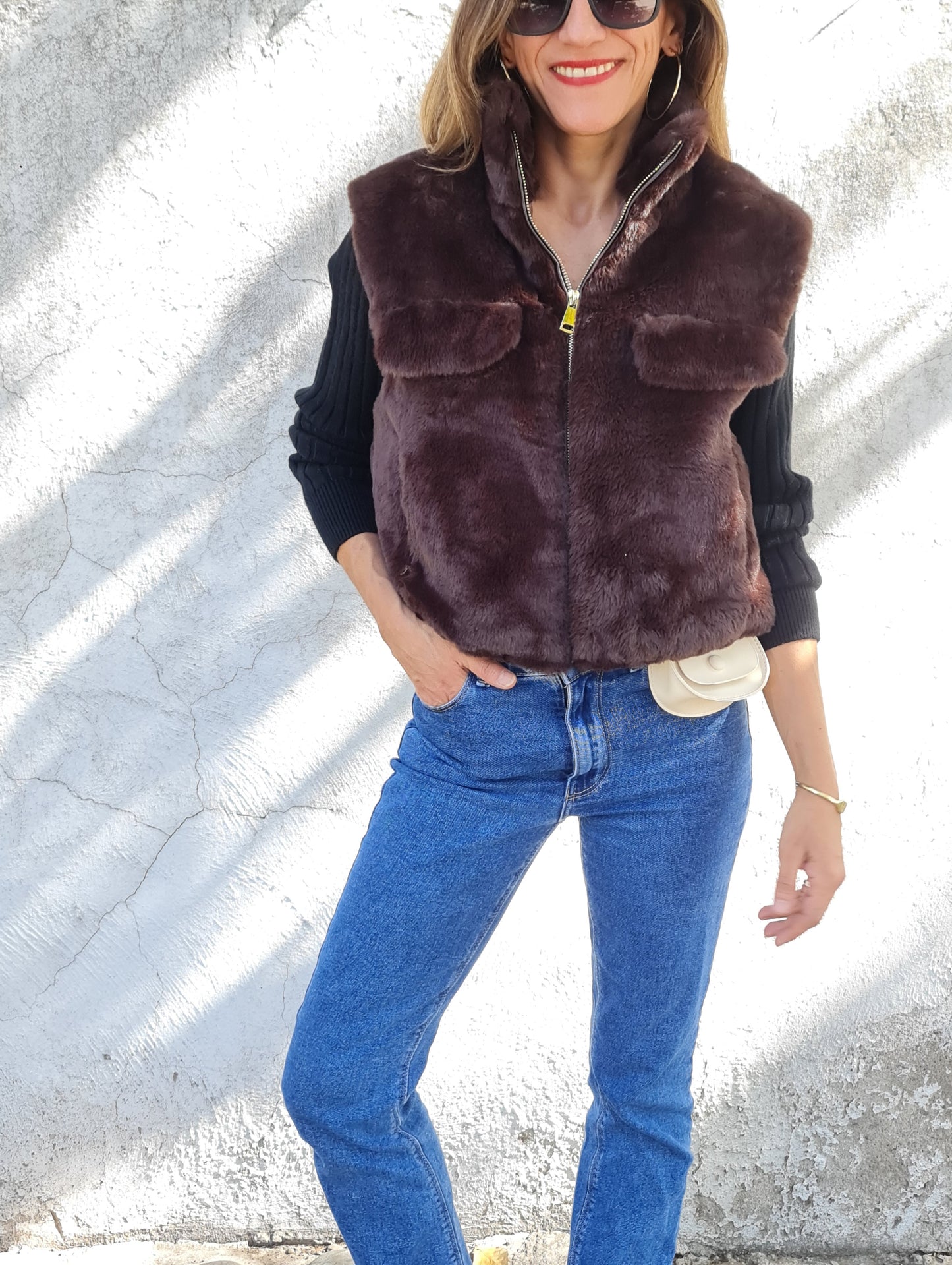 CHAQUETA PIEL SIN MANGAS CAFE OSCURO.
