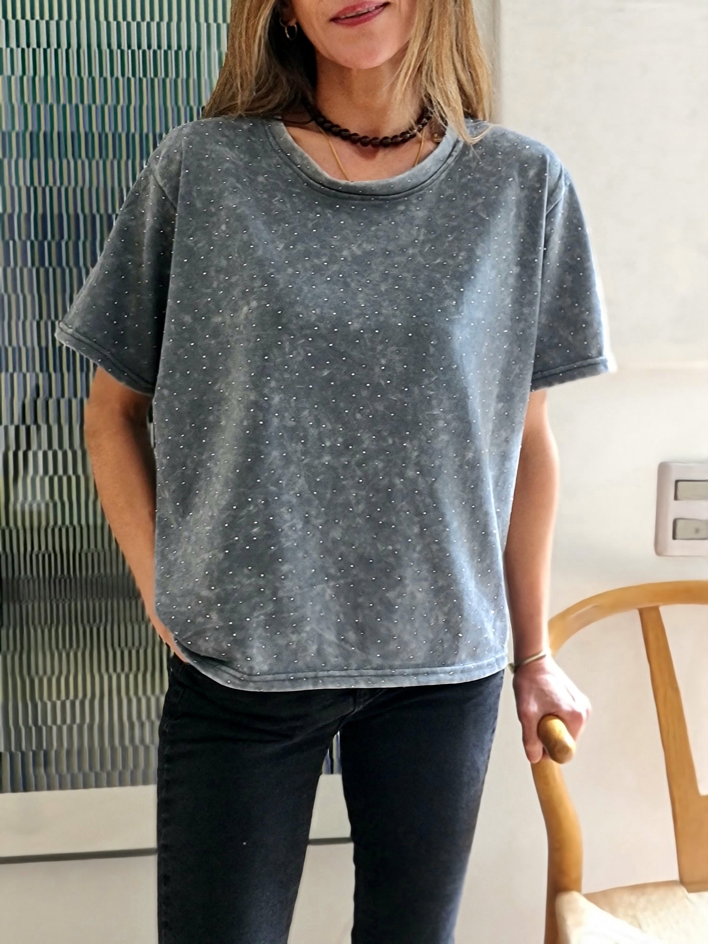 POLERA TACHITAS GRIS CLARA .