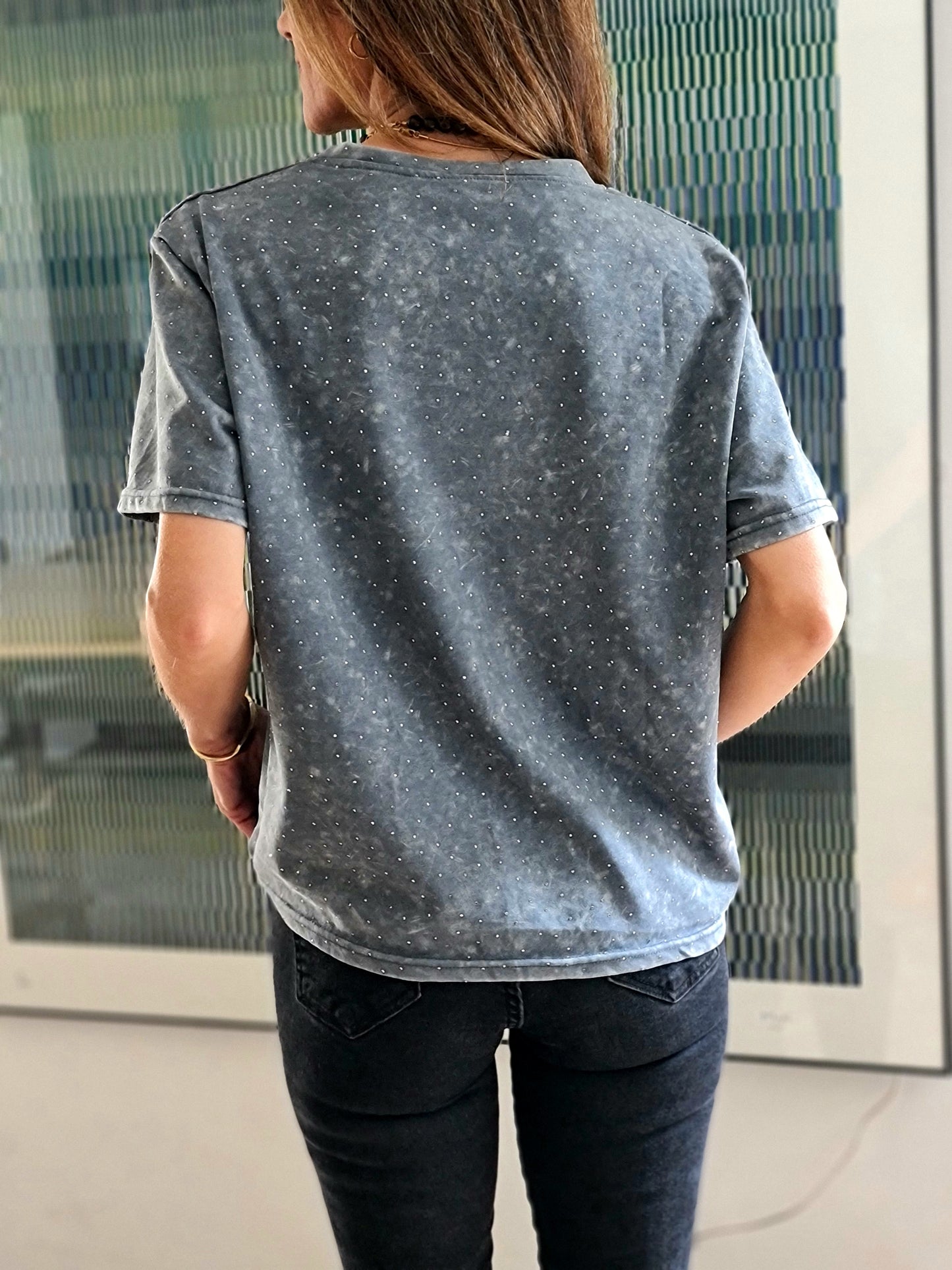 POLERA TACHITAS GRIS CLARA .