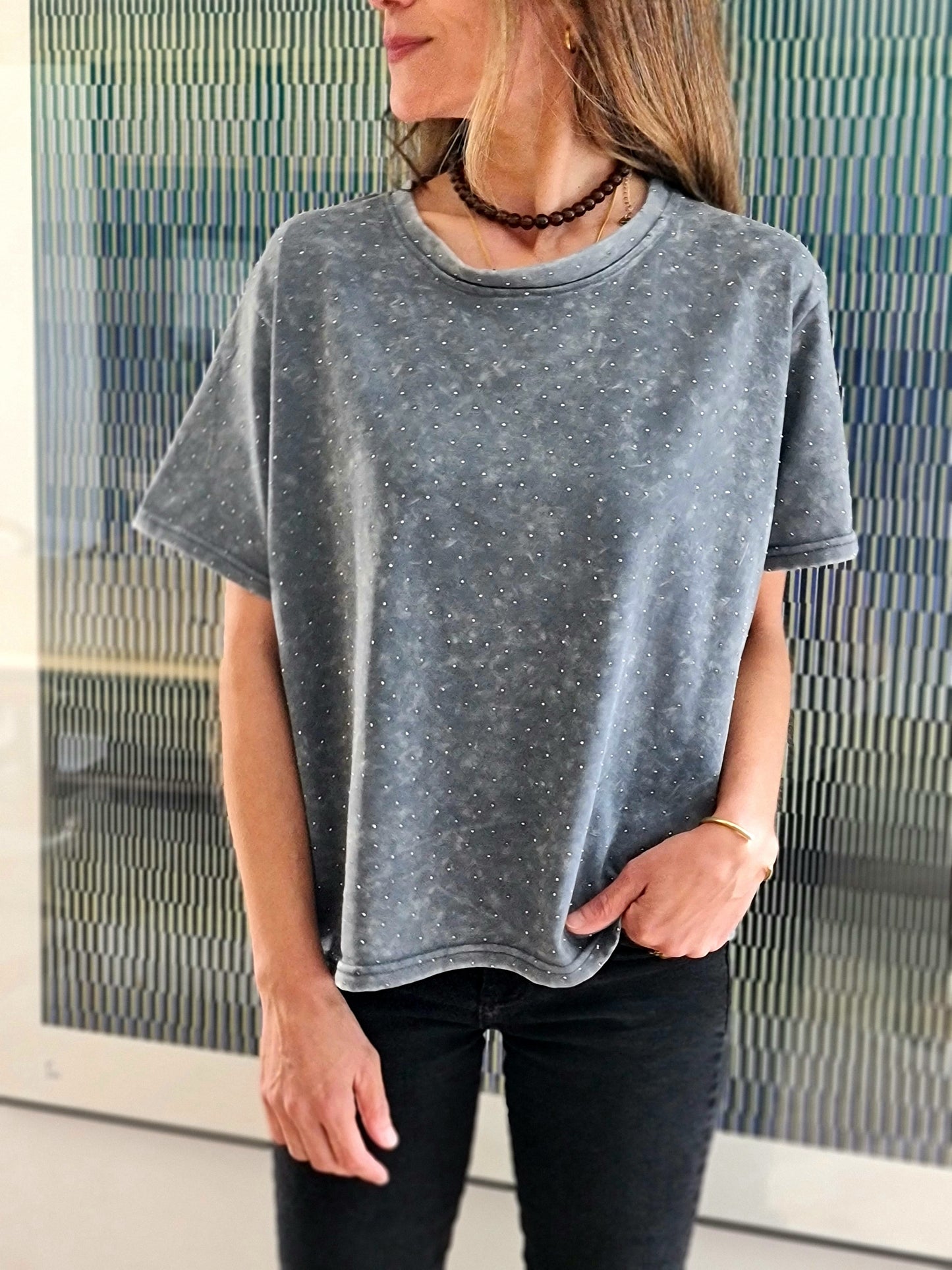 POLERA TACHITAS GRIS CLARA .