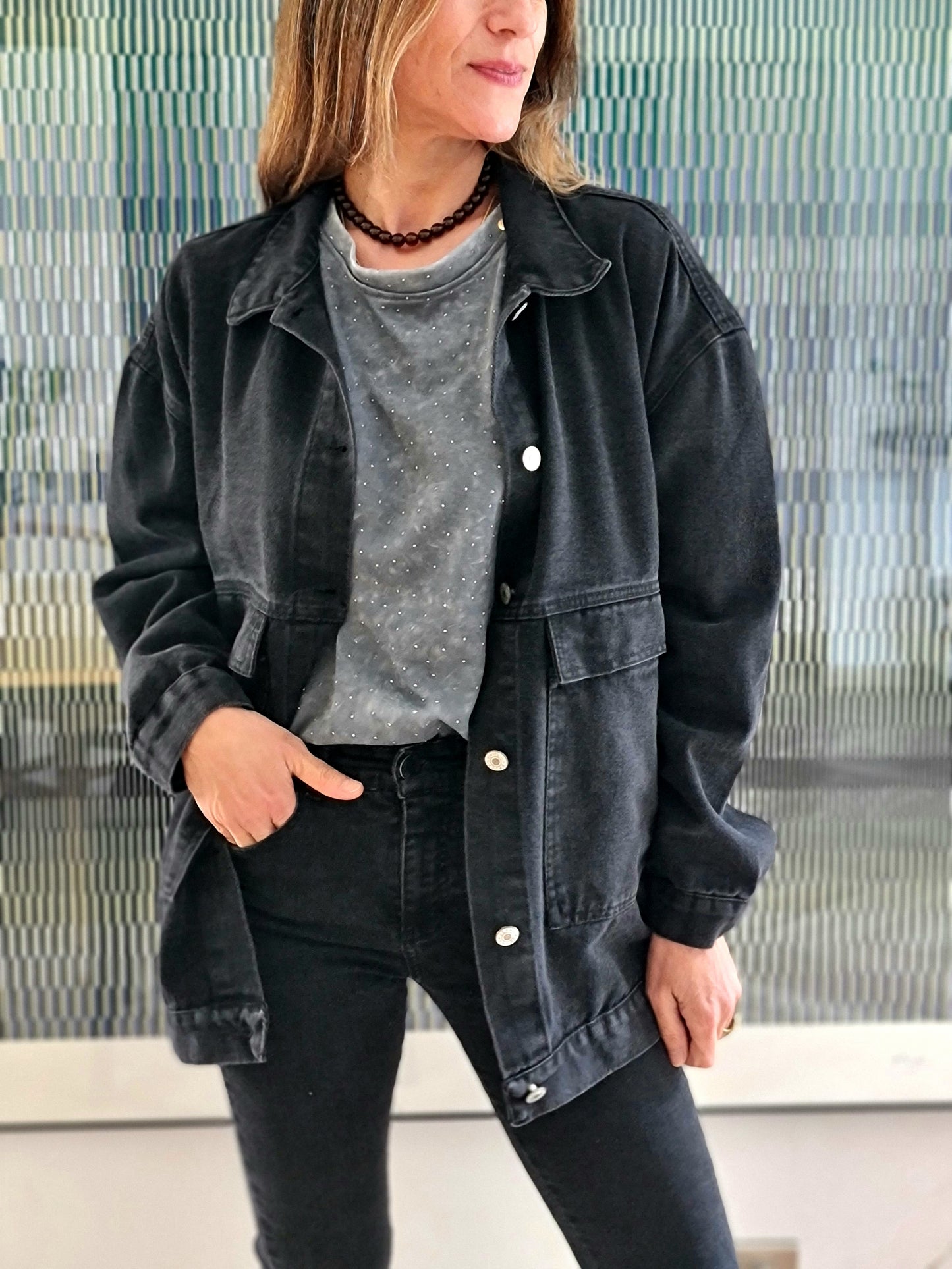 CHAQUETA DELIA JEANS NEGRA MEDIO.