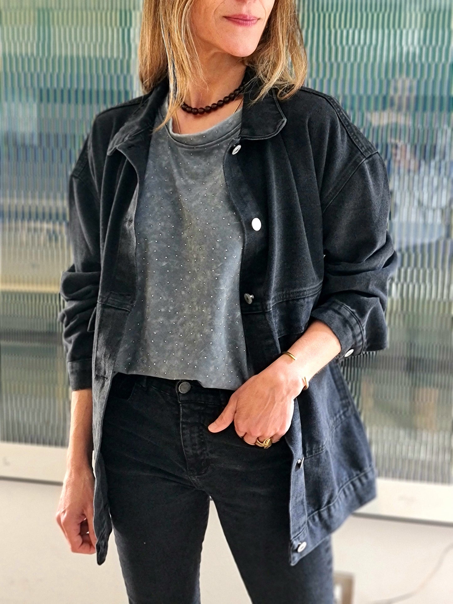 CHAQUETA DELIA JEANS NEGRA MEDIO.