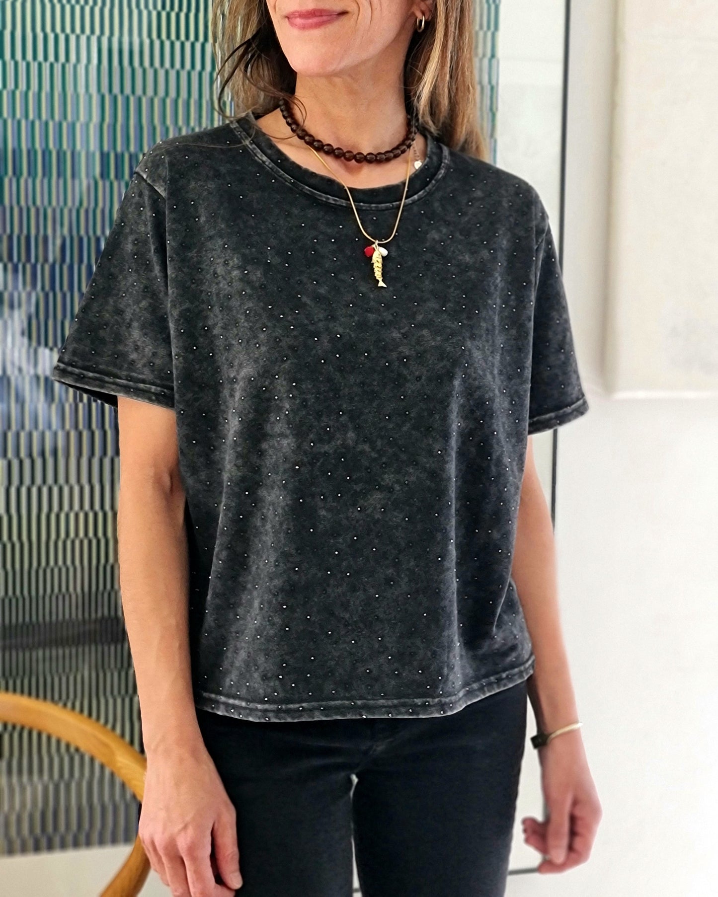 POLERA TACHITAS GRIS OSCURO.