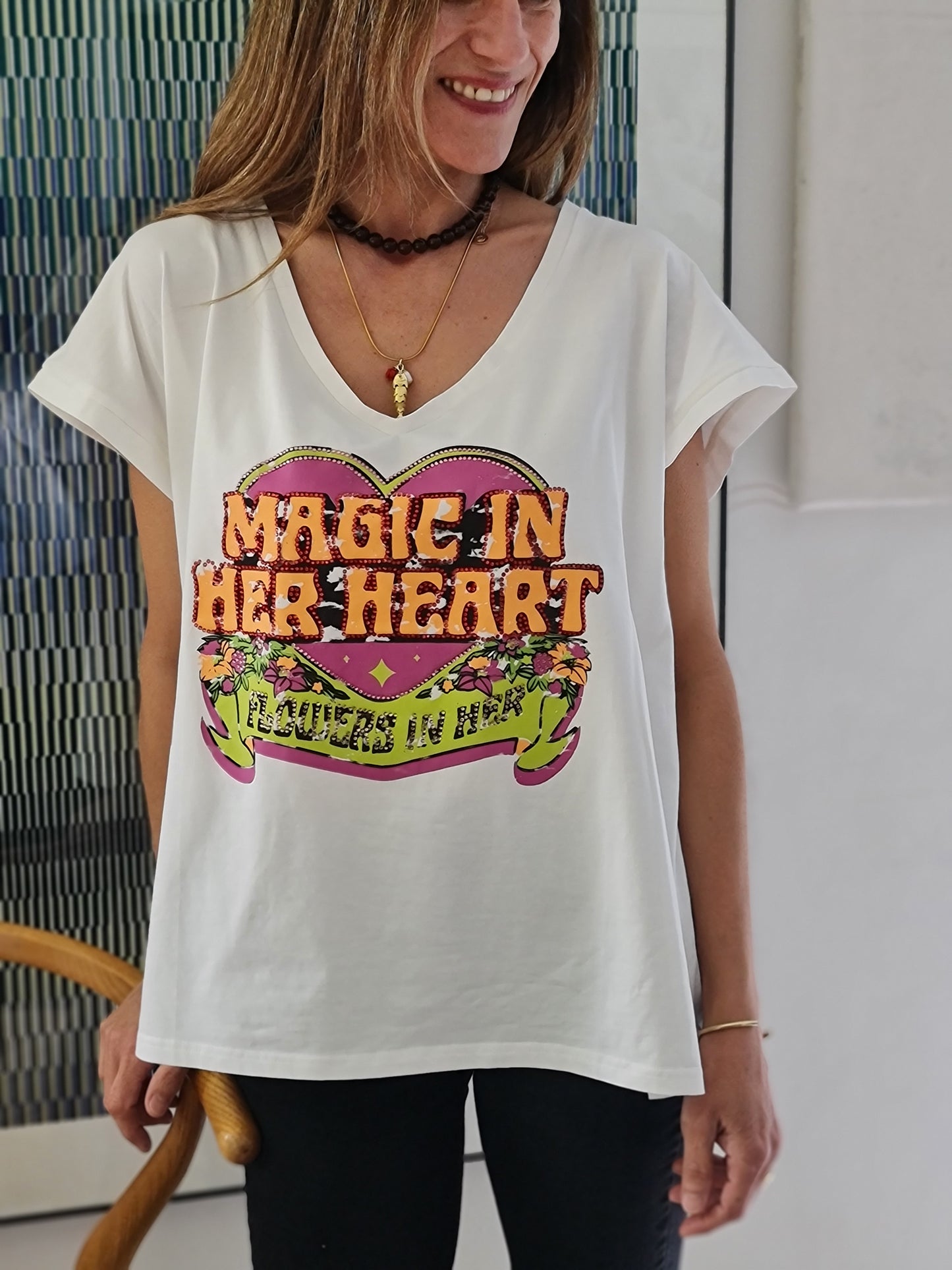 POLERA GRAFICA TACHAS BLANCA -10% DCTO.