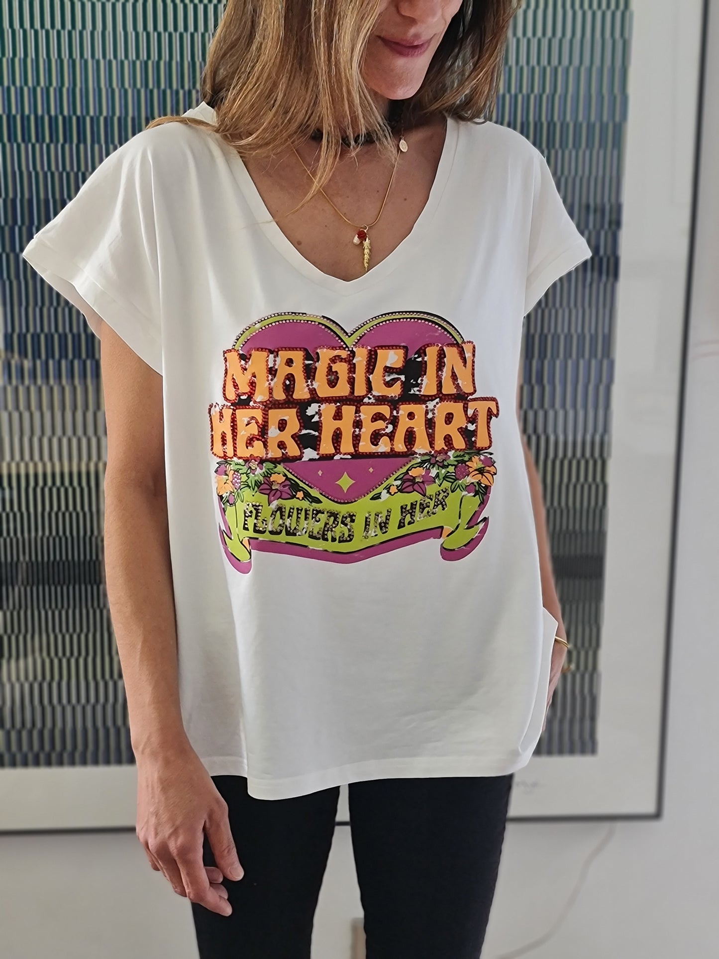 POLERA GRAFICA TACHAS BLANCA -10% DCTO.