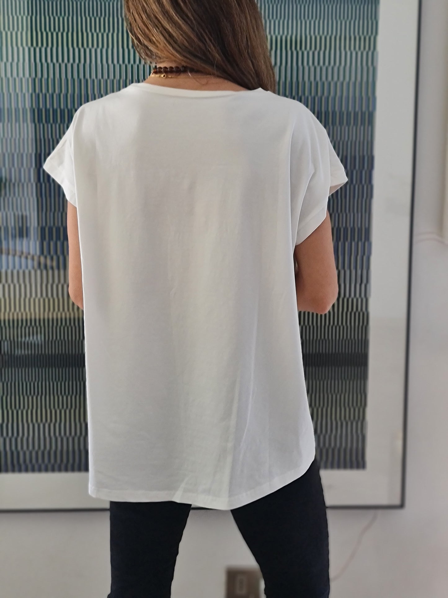 POLERA GRAFICA TACHAS BLANCA -10% DCTO.