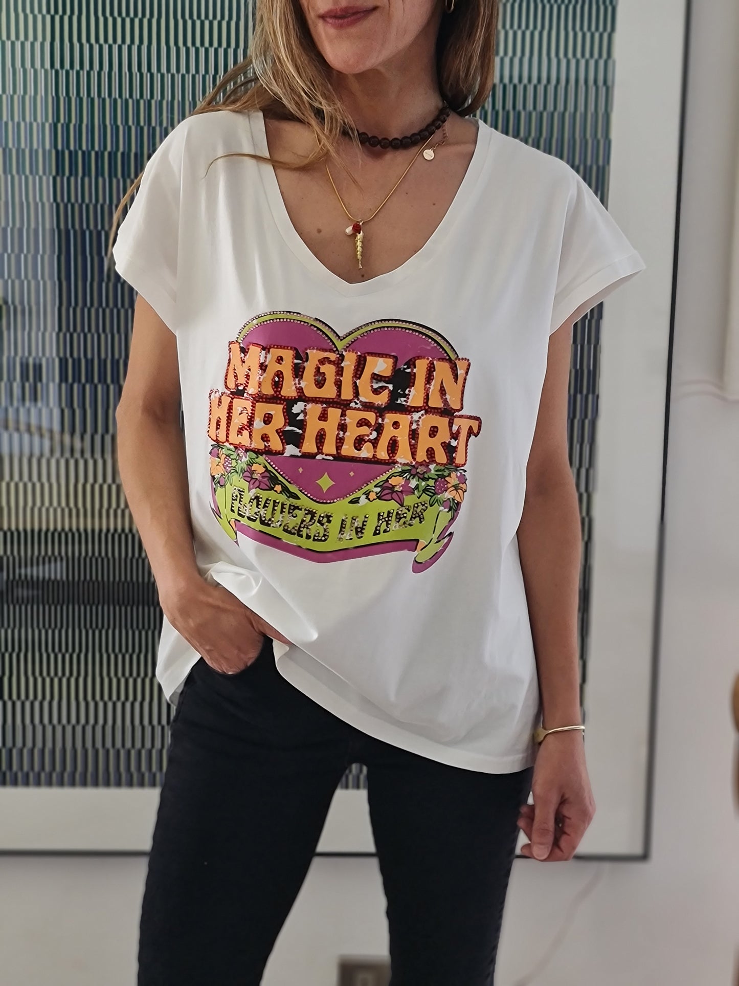 POLERA GRAFICA TACHAS BLANCA -10% DCTO.