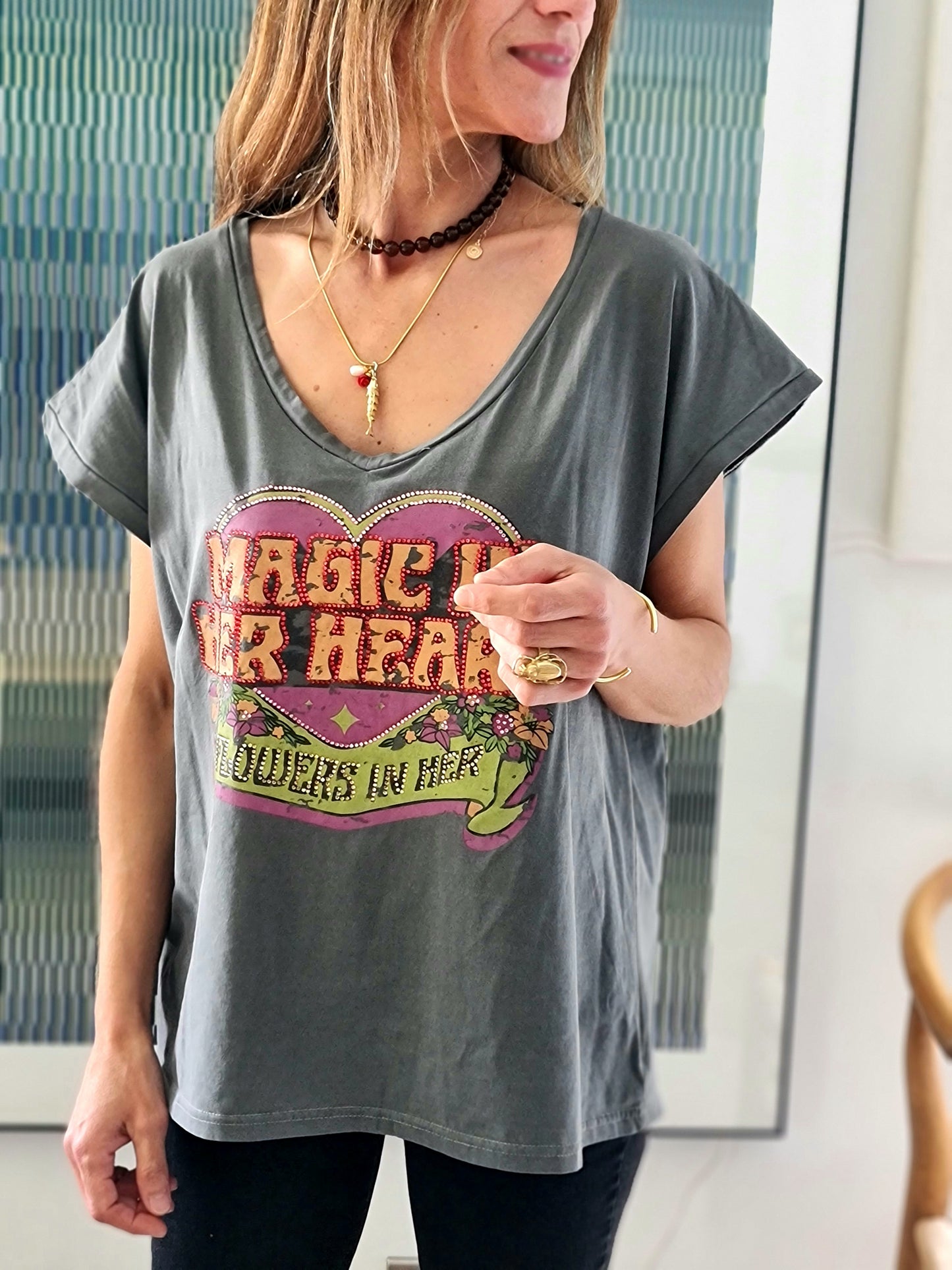 POLERA GRAFICA TACHAS GRIS -10% DCTO.