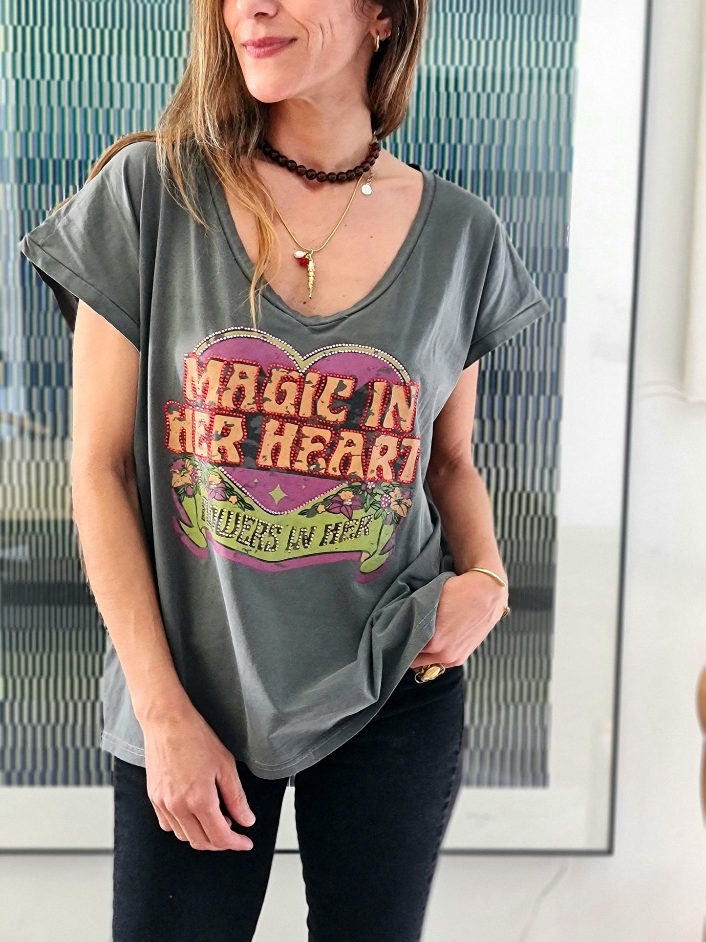 POLERA GRAFICA TACHAS GRIS -10% DCTO.