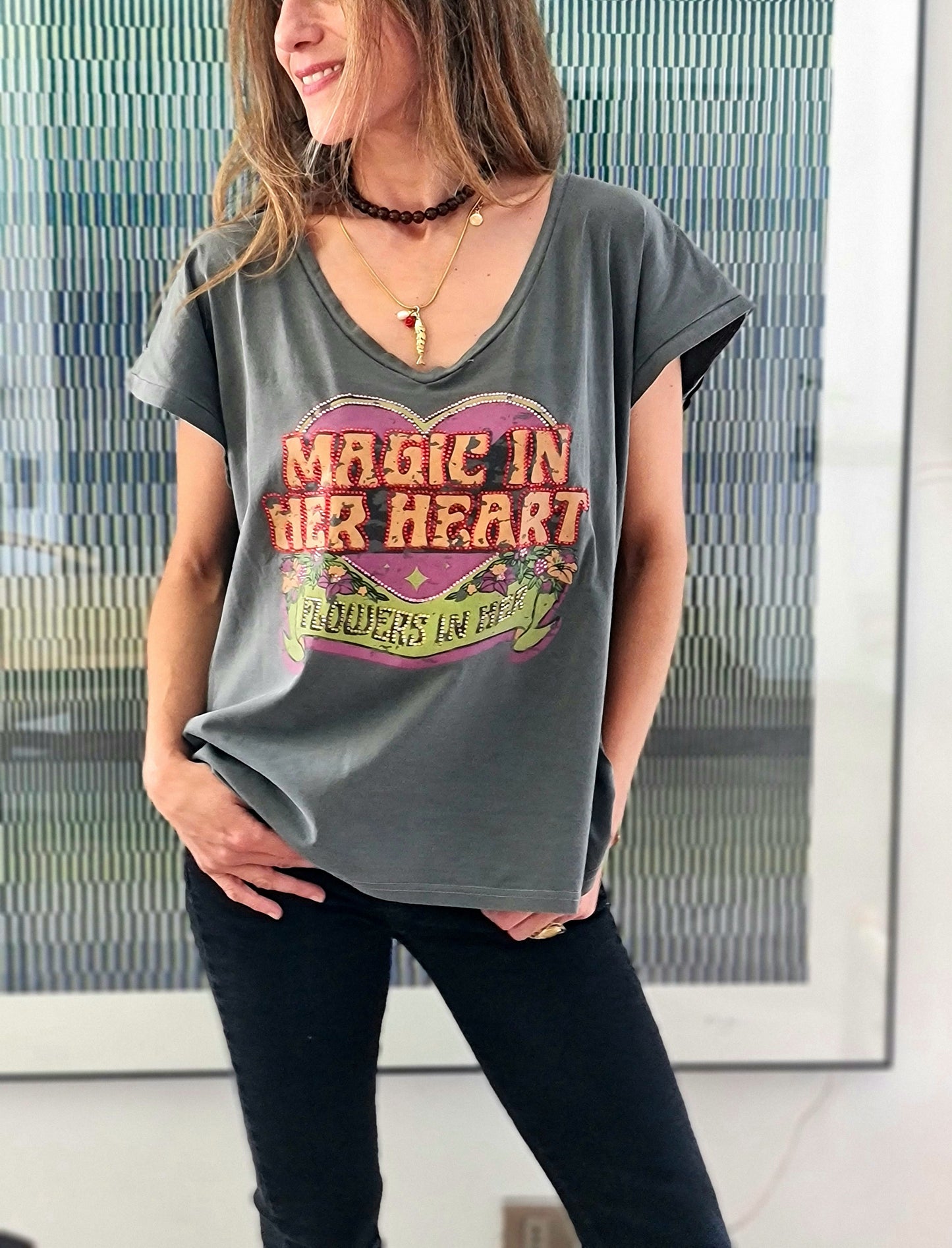 POLERA GRAFICA TACHAS GRIS -10% DCTO.
