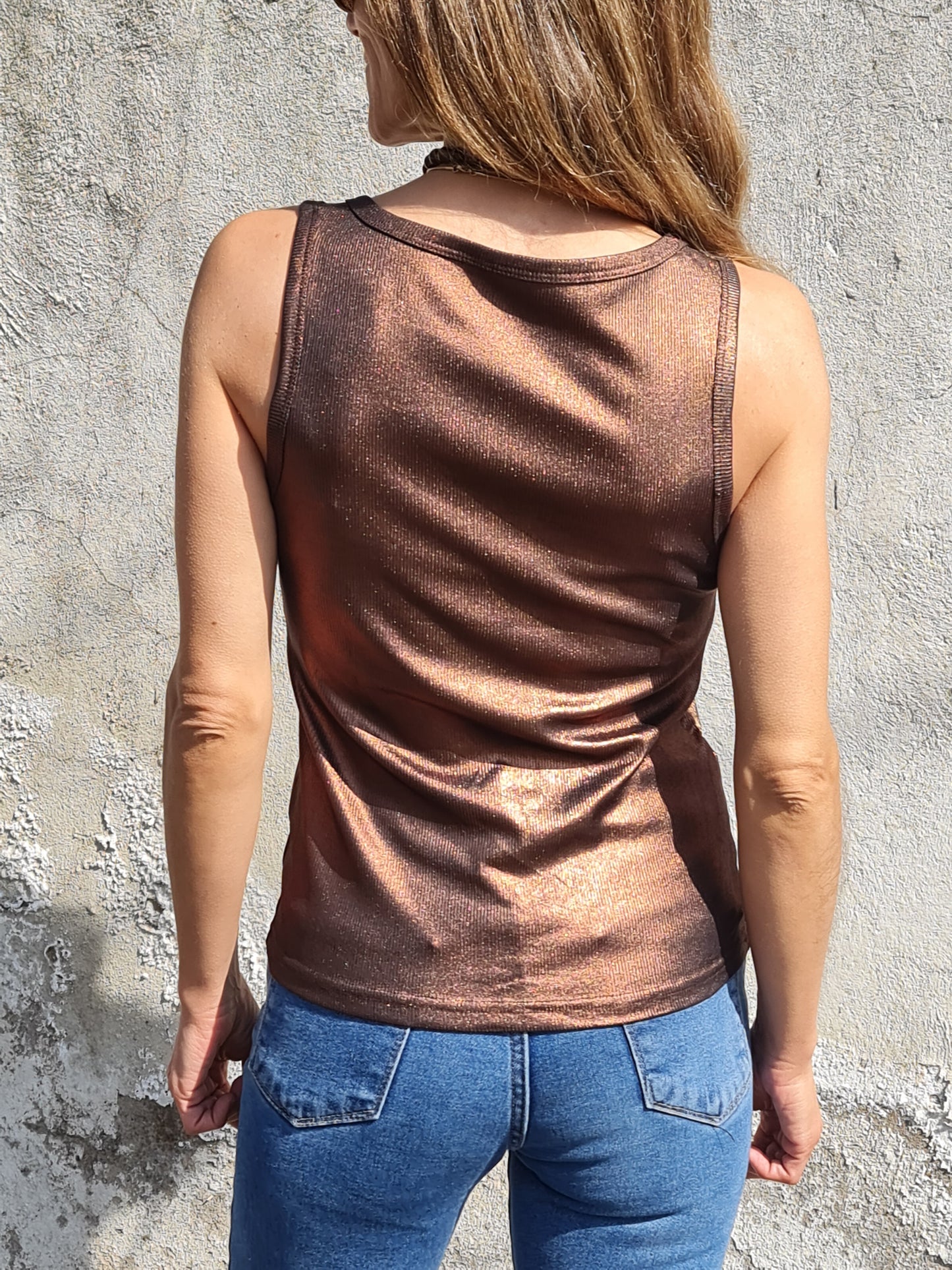 POLERA METALIZADA CAFÉ.