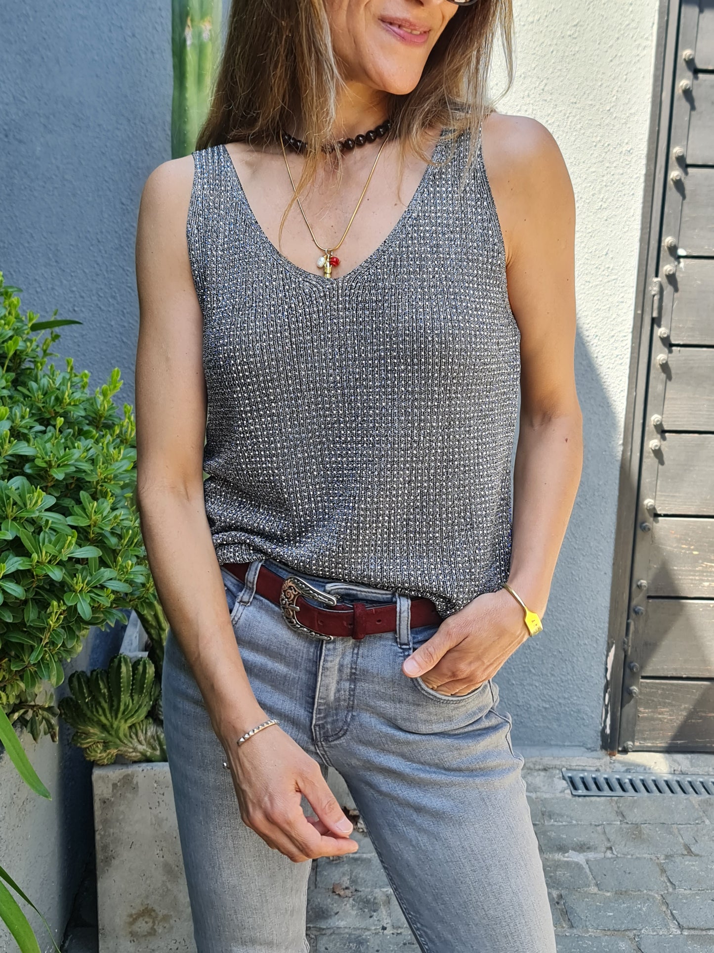 POLERA HILO BRILLO GRIS.