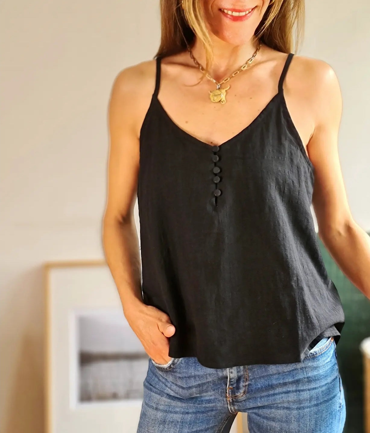 Blusa de tela simil Lino. Corte levemente en A ( mas ancha hacia abajo ) . Escote en V con botones forrados. Tiras ajustables. Espalda elasticada.