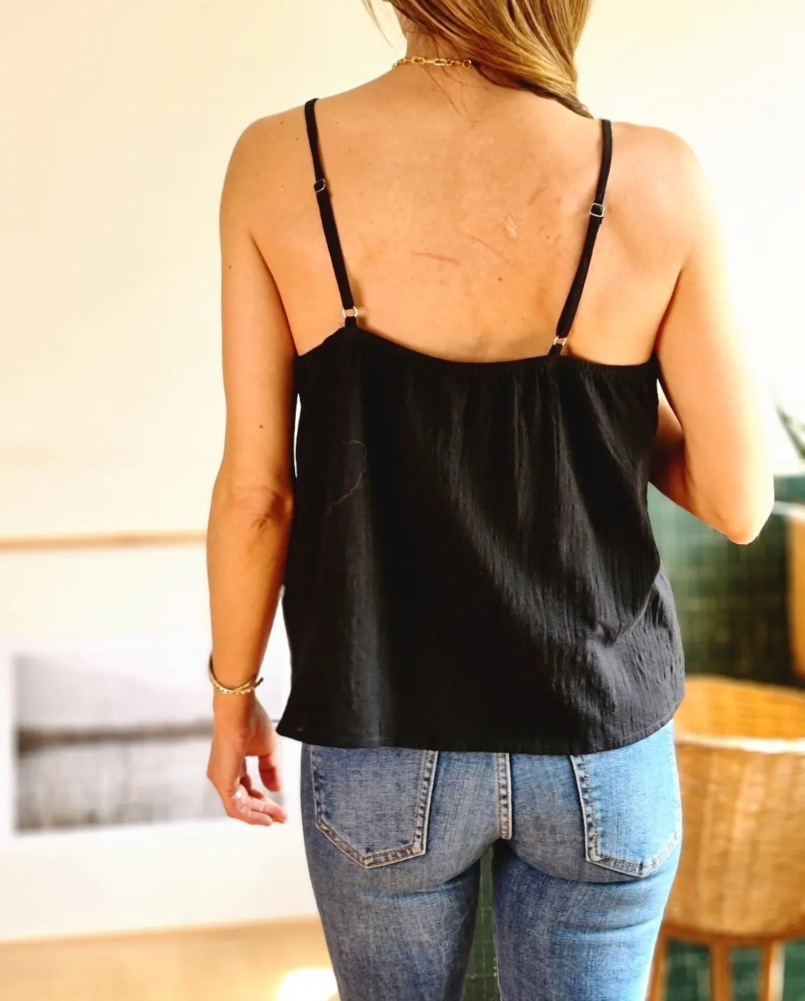 Blusa de tela simil Lino. Corte levemente en A ( mas ancha hacia abajo ) . Escote en V con botones forrados. Tiras ajustables. Espalda elasticada.