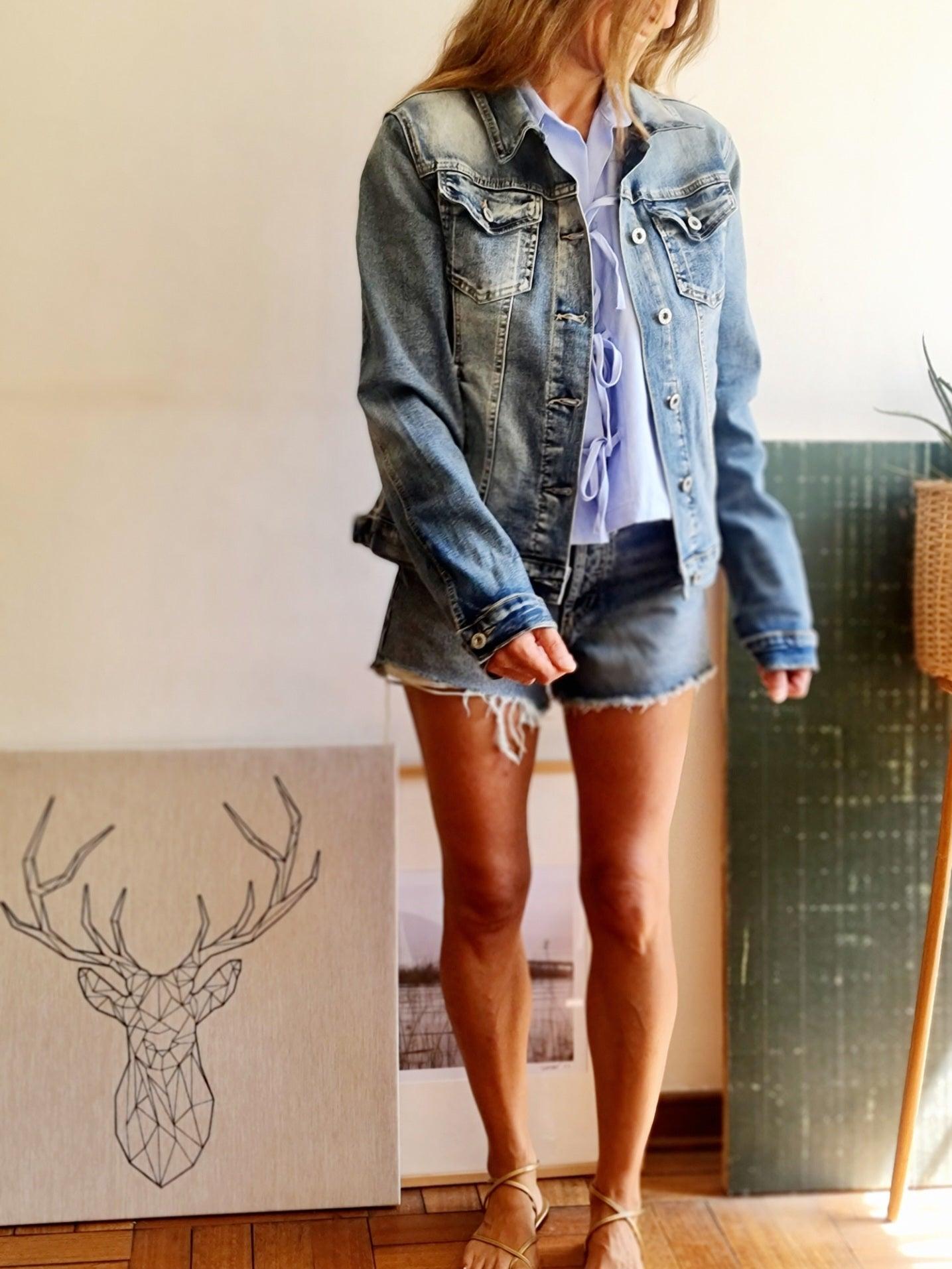 CHAQUETA DE JEANS AZUL GASTADO. - Quemepongo