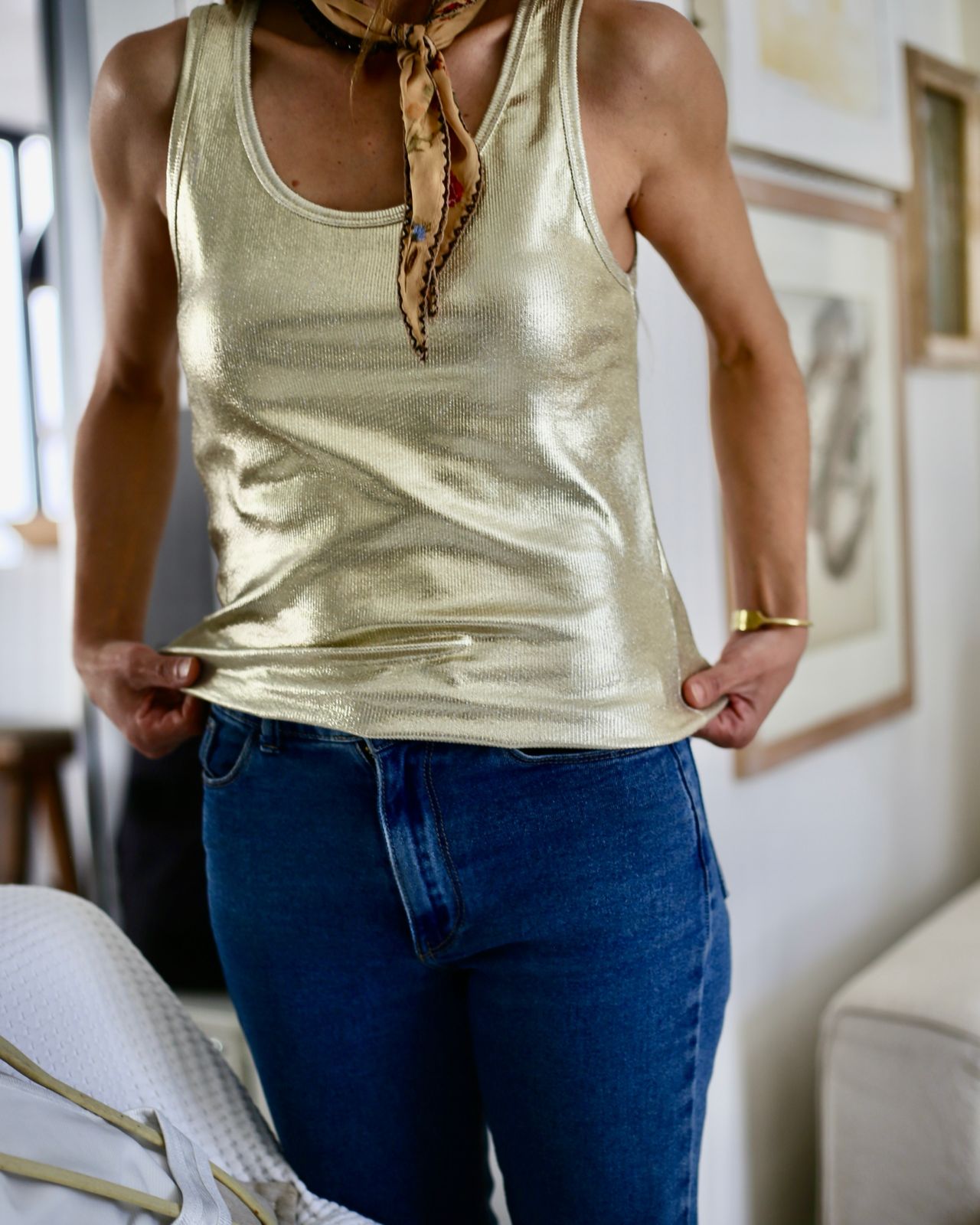 POLERA METALIZADA DORADA.