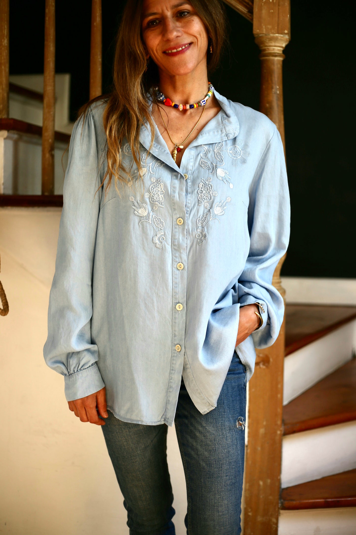 BLUSA JEANS BORDADA CELESTE -15% DCTO.