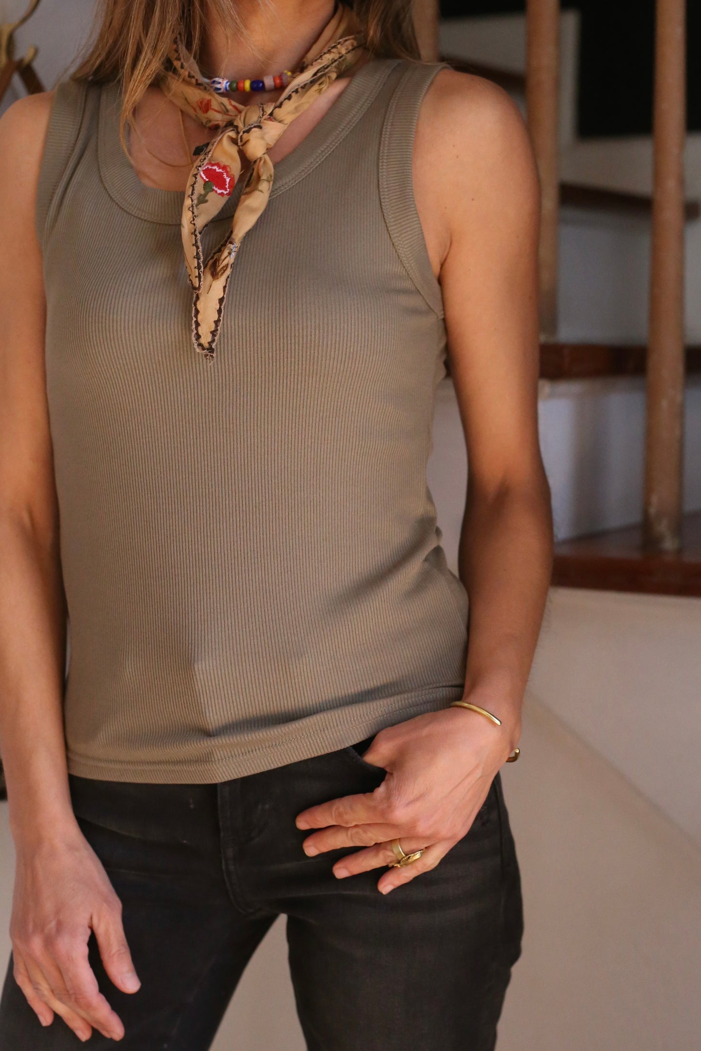 POLERA MUSCULOSA VERDE OLIVO.