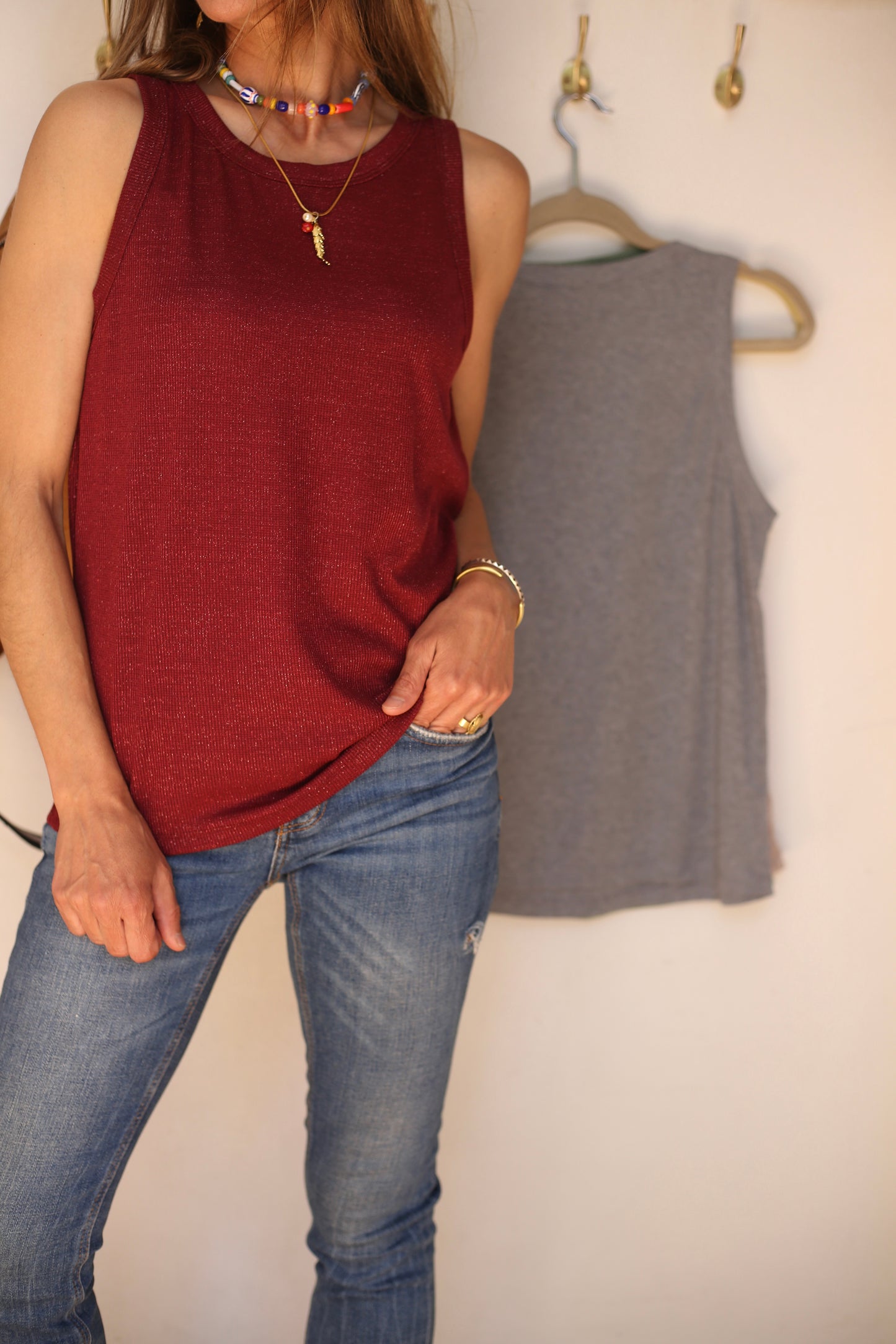 POLERA SARA BRILLOS BURDEO.