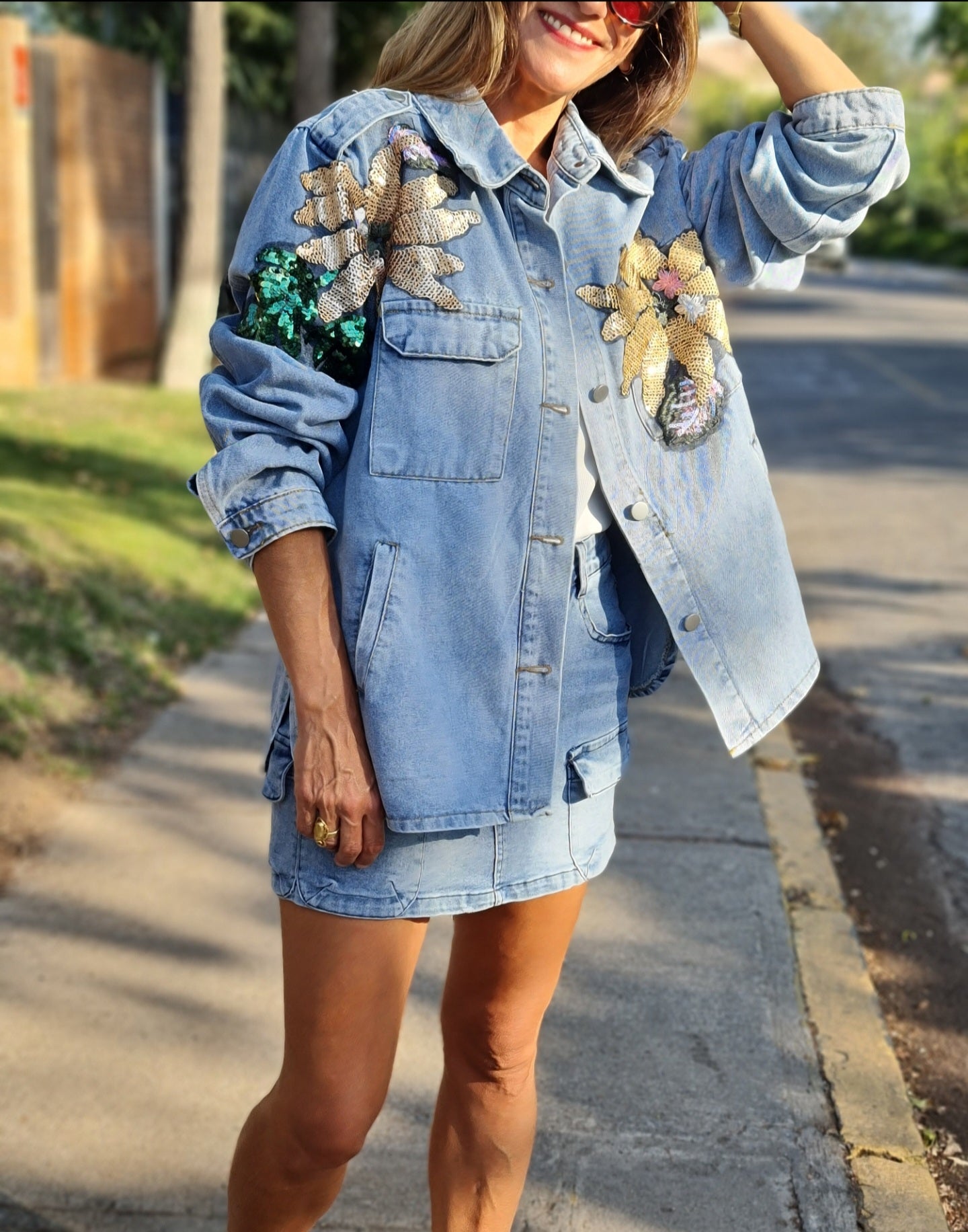 CHAQUETA JEANS FLOR LENTEJUELA.