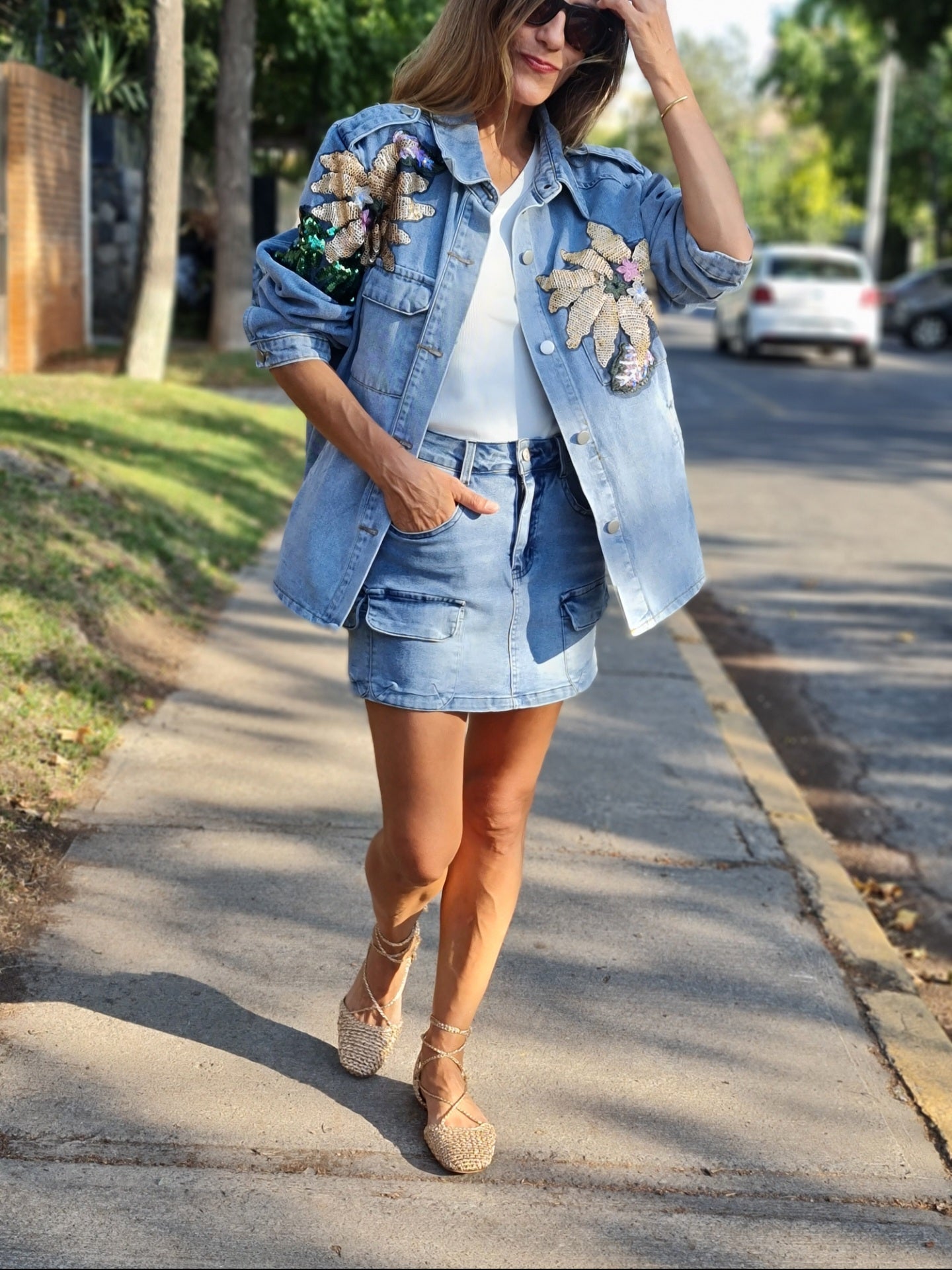CHAQUETA JEANS FLOR LENTEJUELA.