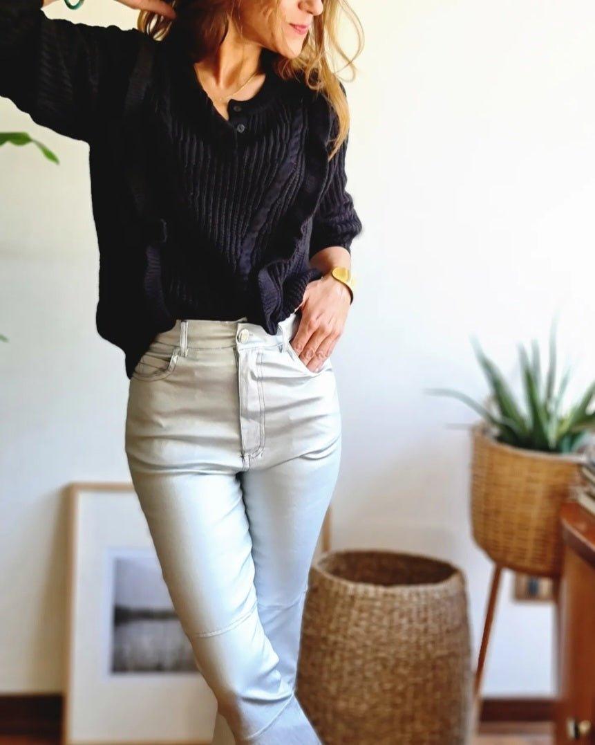 PANTALON COSTURAS PLATA -10% DE DCTO. - Quemepongo