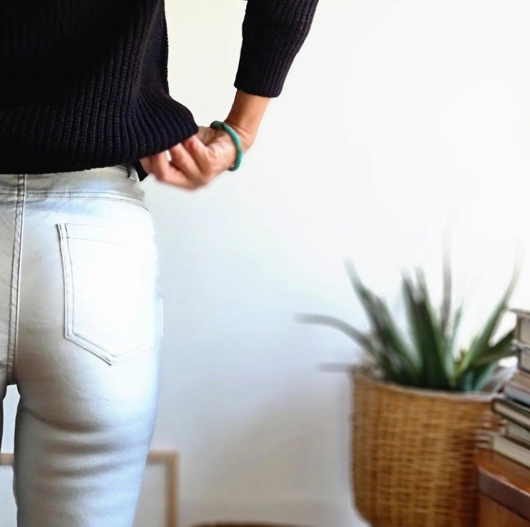PANTALON COSTURAS PLATA -10% DE DCTO. - Quemepongo