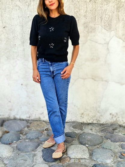 SWEATER FLORES NEGRO. - Quemepongo