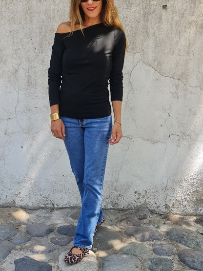 POLERA ASTRID NEGRA.
