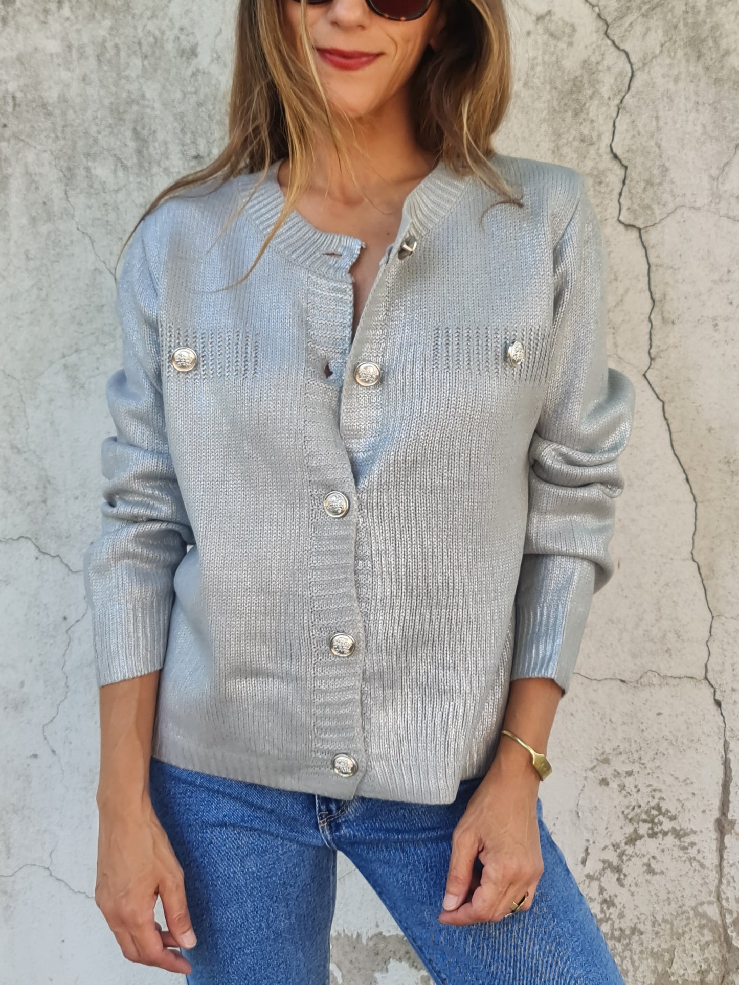 CHALECO METALIZADO GRIS/PLATEADO.