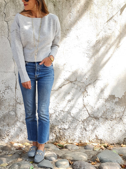 SWEATER CORTO GRIS SUAVE.