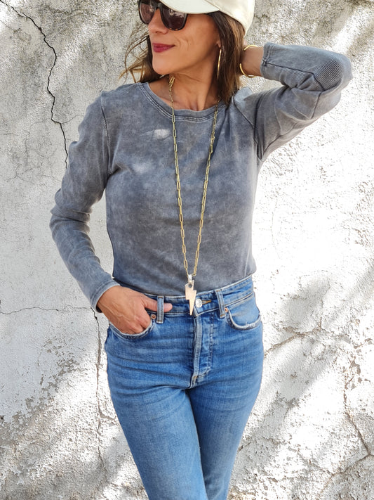 POLERA LULU GRIS DESGASTADA.